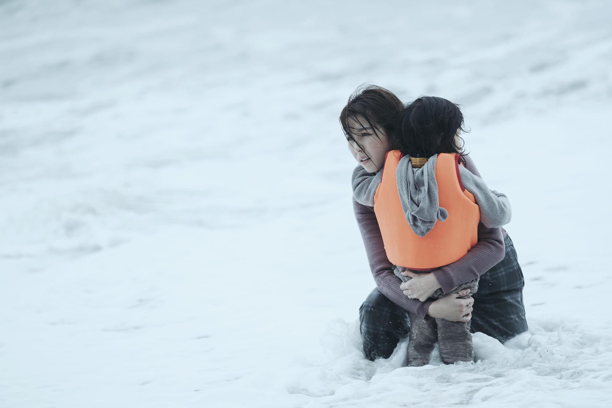 邵雨薇在影集《2049》化身「女版水行俠」，茫茫大海救回親生兒 。（瀚草影視提供）