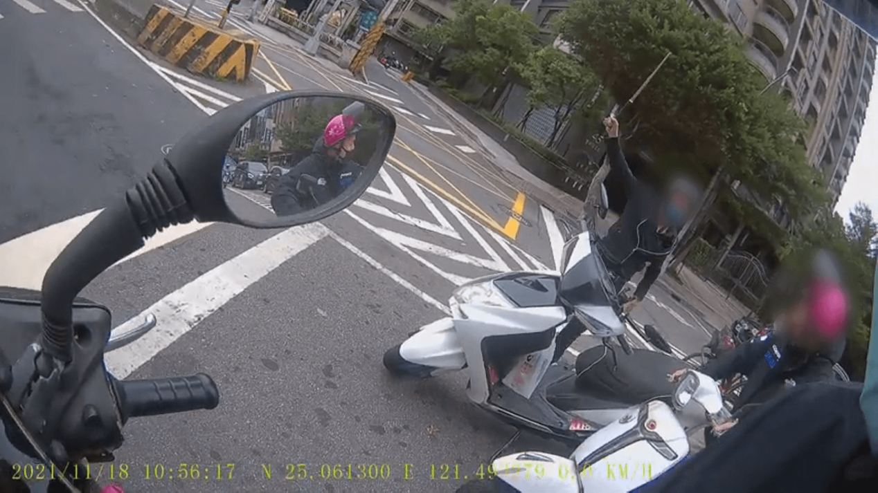 新北市一名男子拿出甩棍作勢要威脅，但此舉已違法。（翻攝畫面）