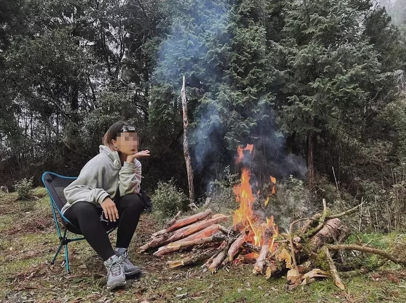 高姓女員警登山疑似違法生火，林務局已介入調查。（翻攝自高女臉書）