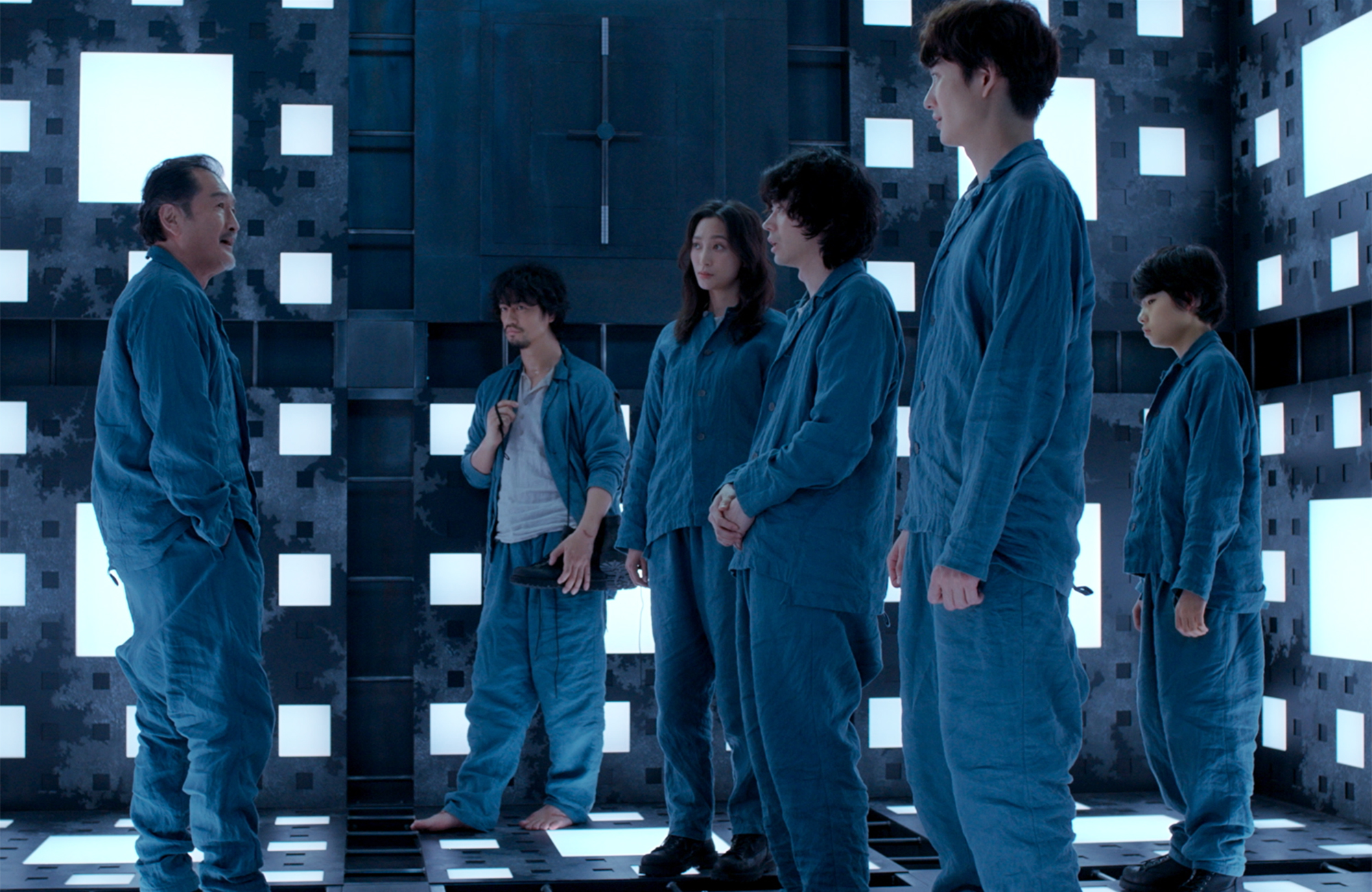 《超慄方殺陣》集結吉田鋼太郎（左起）、齋藤工、杏、菅田將暉、岡田將生、田代輝不同世代的頂尖演員，6人莫名被關進謎樣的立方體中試圖逃脫。（原創娛樂提供）