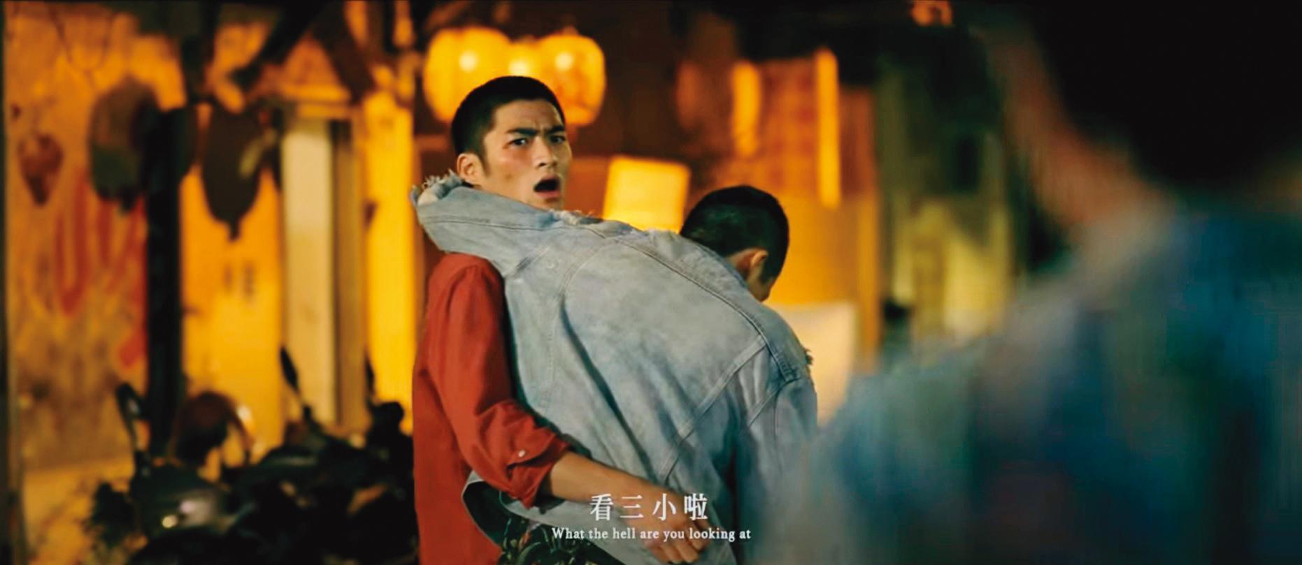 在茄子蛋〈浪子回頭〉MV裡的一句「看三小啦」,讓潘綱大(左)受到注目。(翻攝自茄子蛋YouTube)