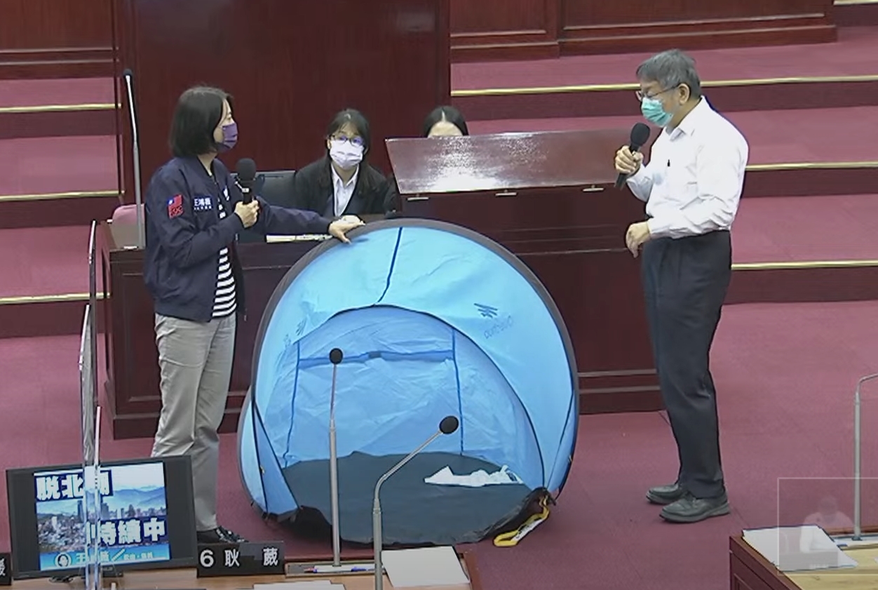 市議員王鴻薇（左1）點出台北市「帳棚式」租屋亂象，柯文哲（右1）立刻秒答「5,000、6,000塊（元）就是這樣啊！」（翻攝自台北市議會YouTube頻道）