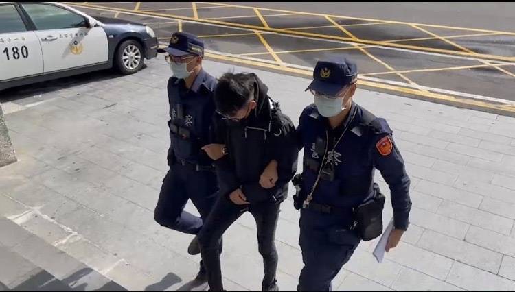 東大路四段民宅遭「棒球隊」砸毀玻璃，新竹市警方逮捕涉案的林嫌。（警方提供）