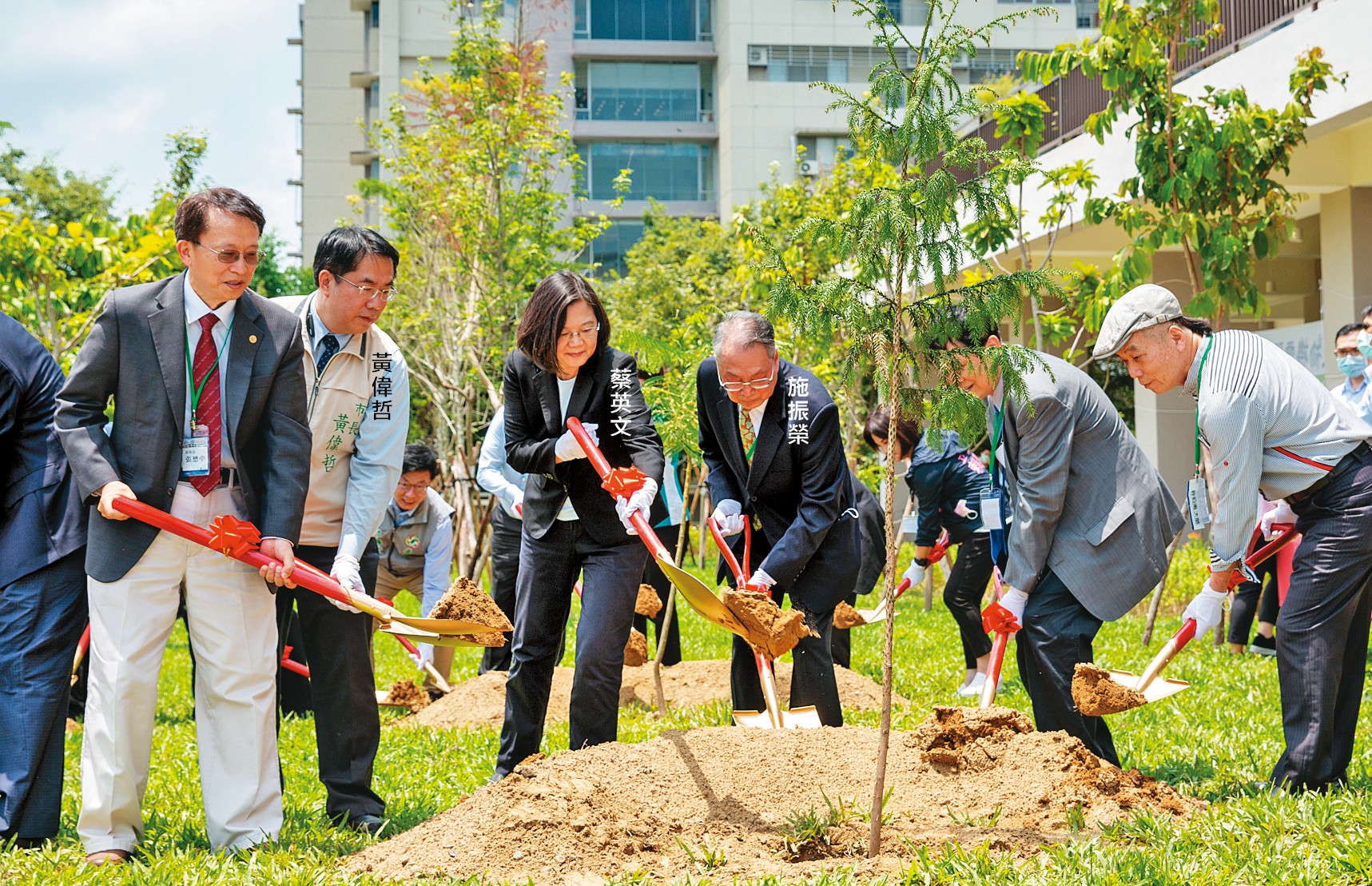 陽明交大南部校區的致遠樓去年完工，總統蔡英文等人應邀出席落成典禮。（總統府提供）