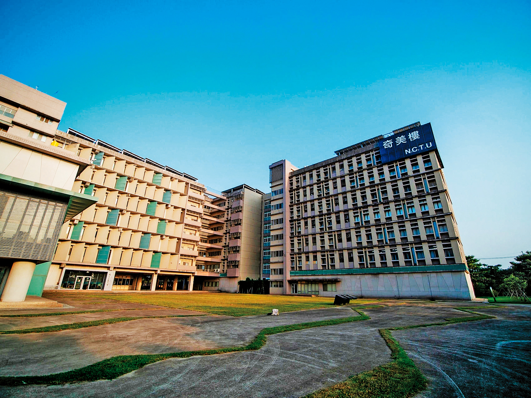 陽明交大奇美樓使用權惹議，群創強調產學研合作平台收入已於2016年起納入校務基金。（翻攝陽明交通大學官網）