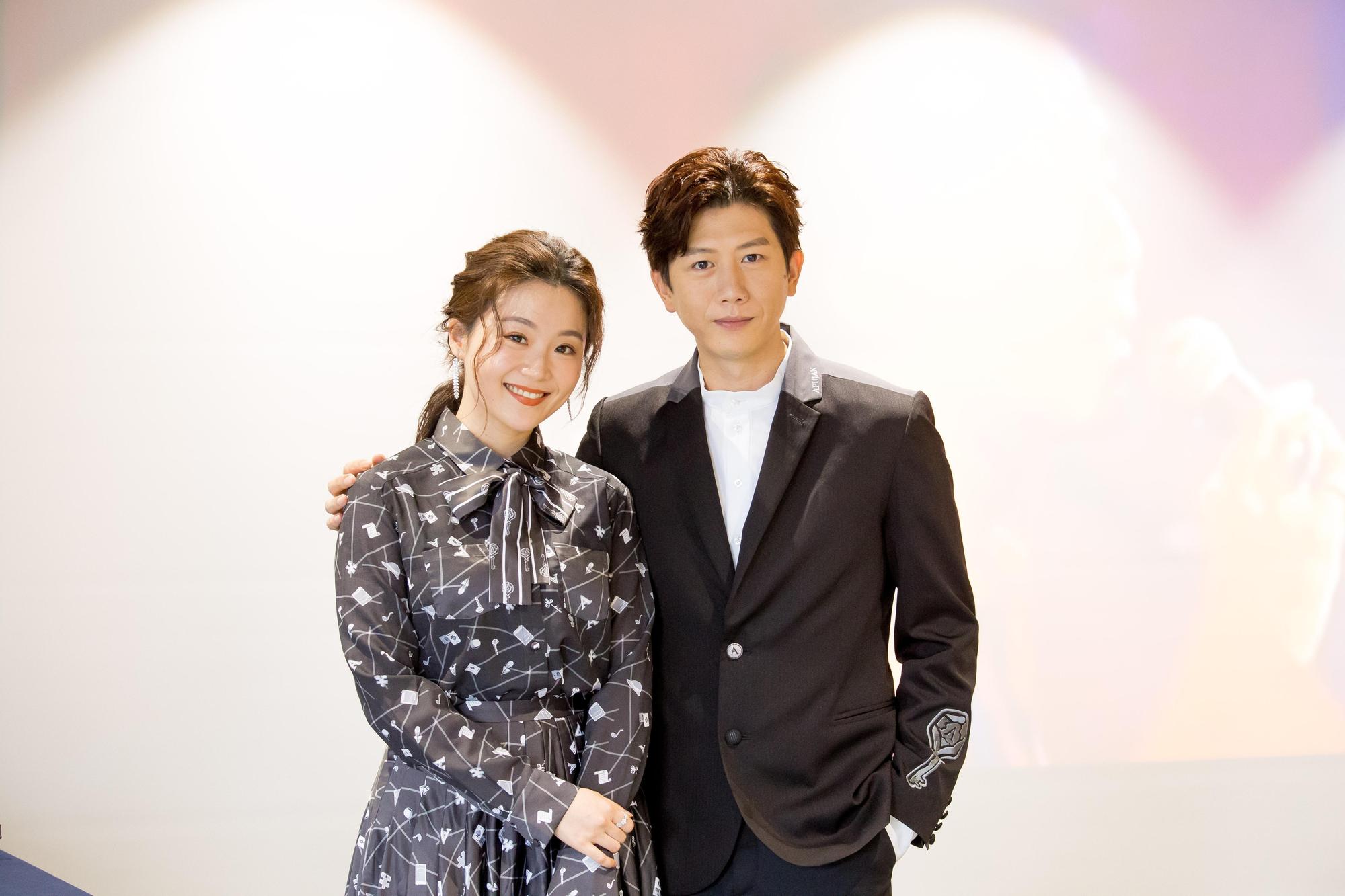 「致憤青・文協百年紀念影展」啟售記者會主持人楊小黎(左)與金馬影帝莫子儀(右)。(國家影視聽中心提供)