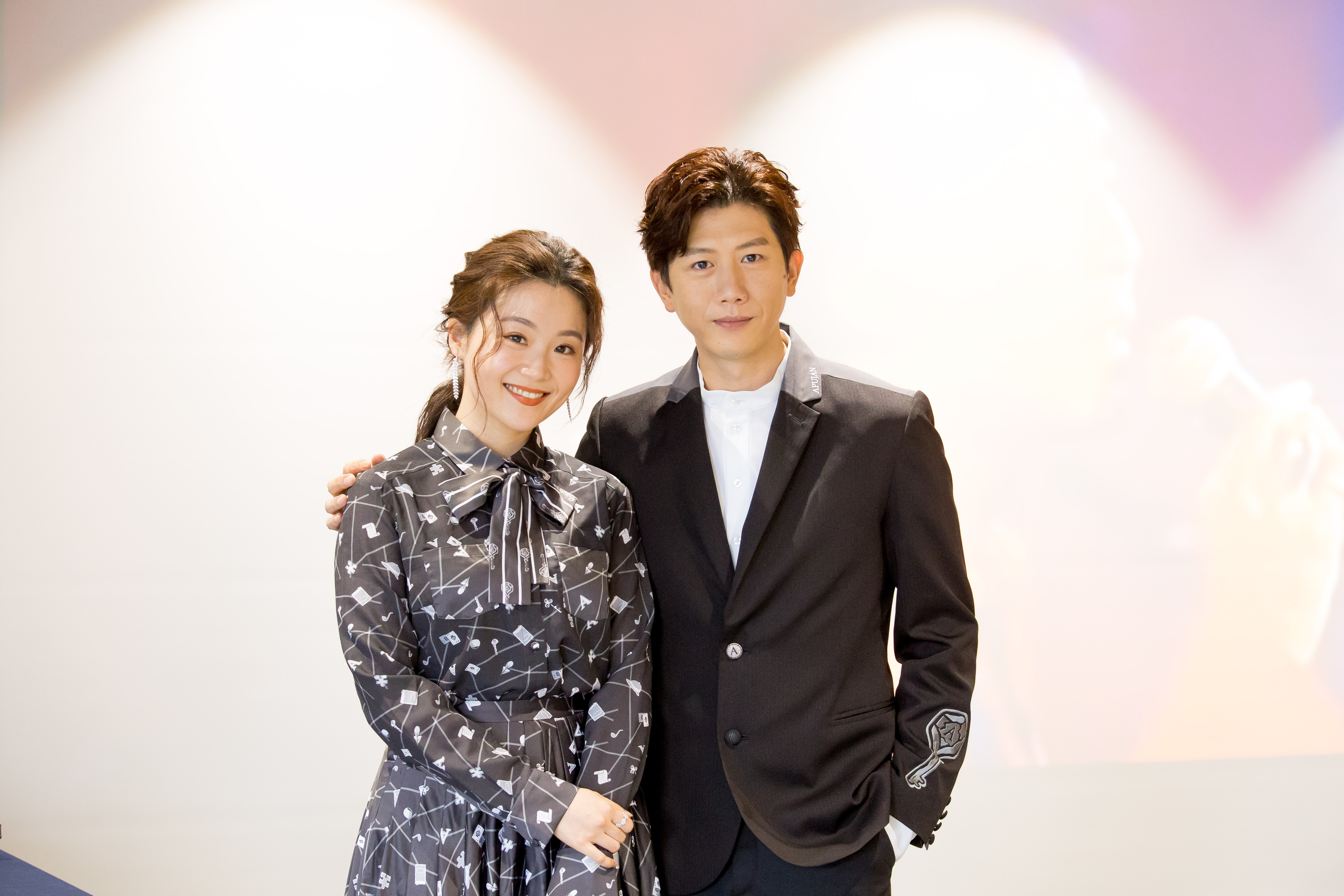 「致憤青・文協百年紀念影展」啟售記者會主持人楊小黎（左）與金馬影帝莫子儀（右）。（國家影視聽中心提供）