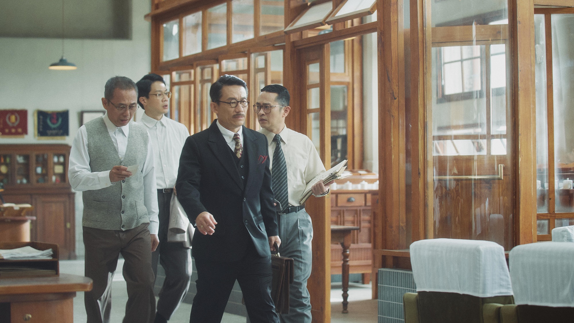 劇組費時1個月在花蓮文創園區內搭建《茶金》日光總公司主景。（公視提供）