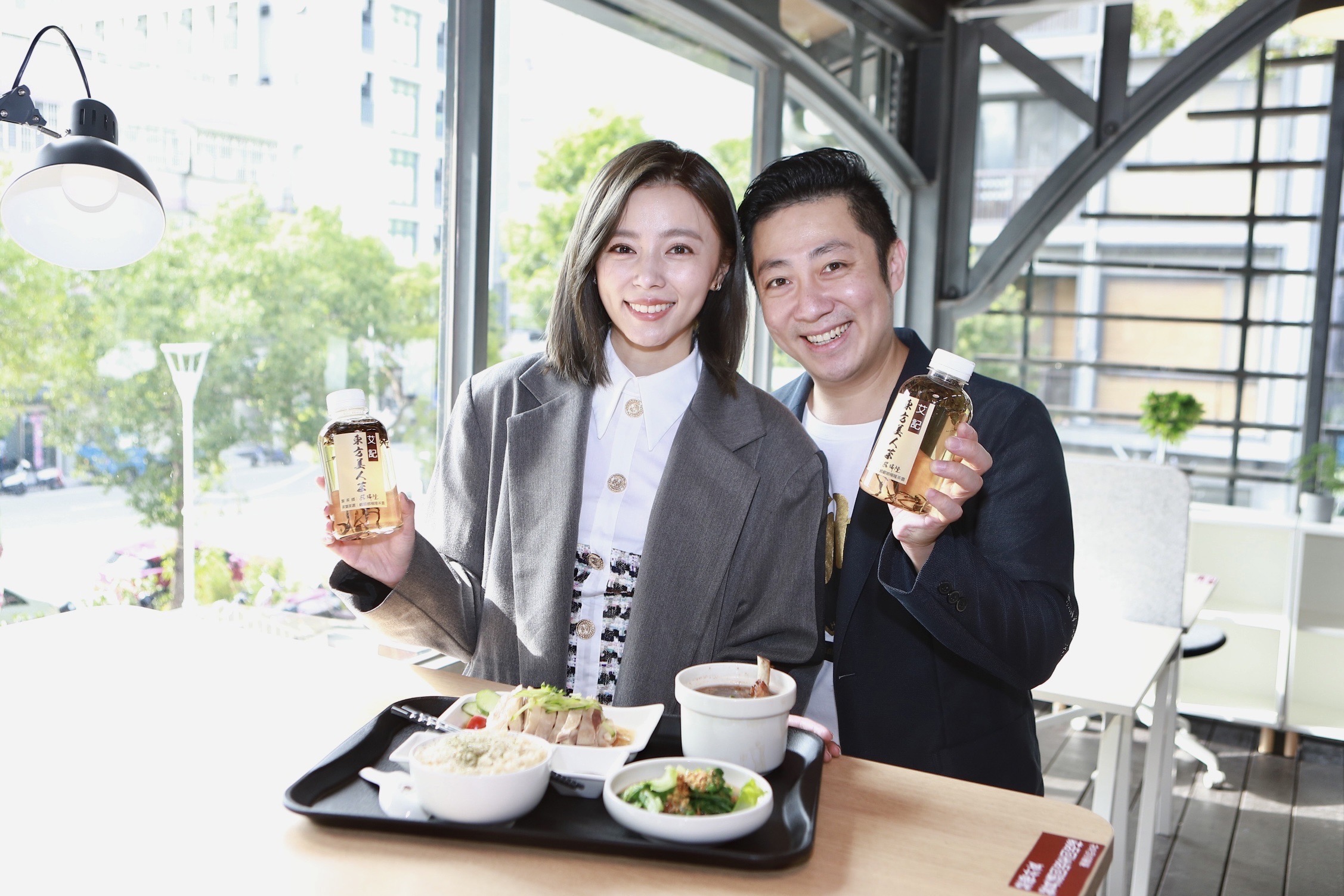 艾成（右）和王瞳第一次開占地百坪的餐廳。（民視提供）