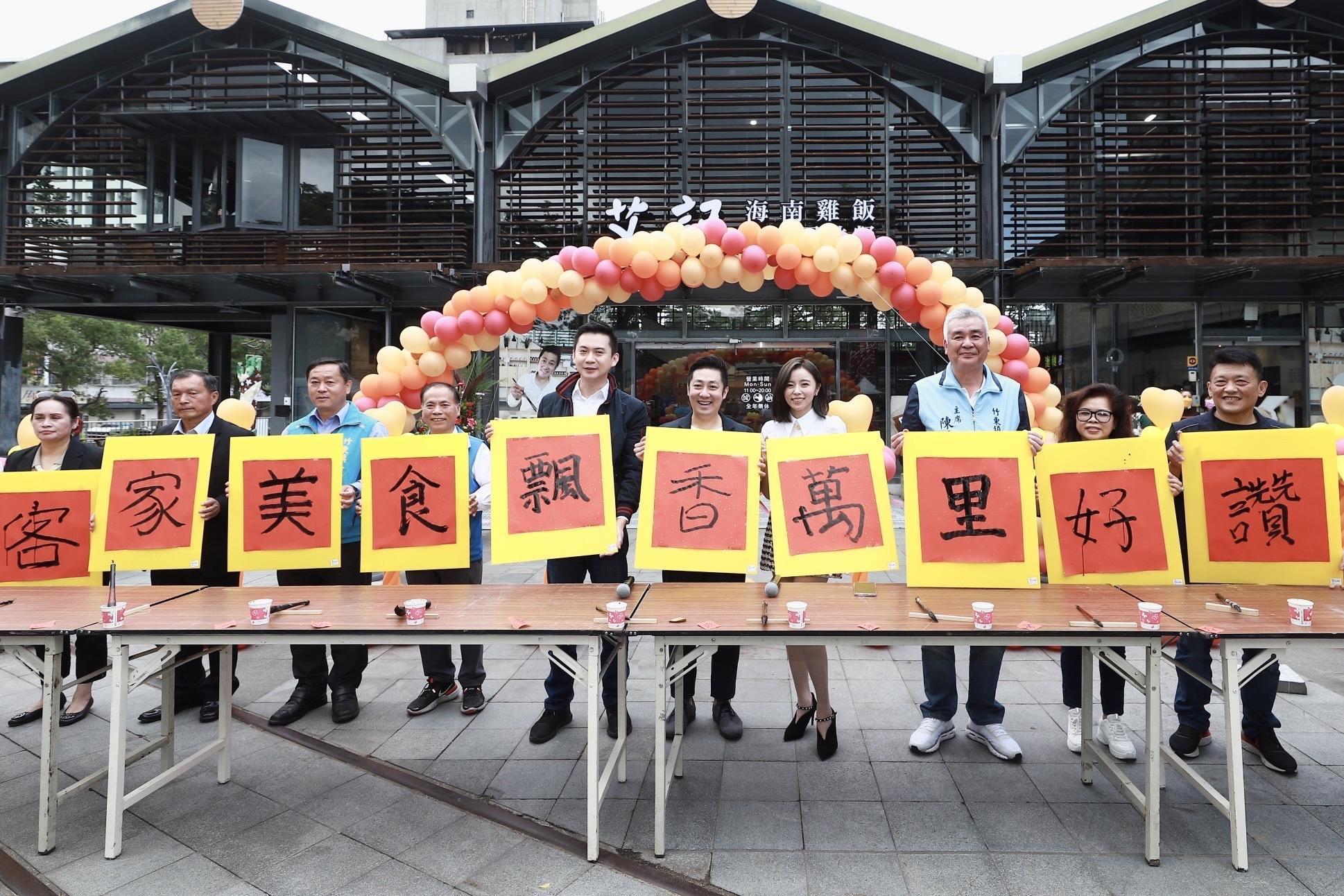 艾成和王瞳今天為海南雞飯品牌「艾記」出席開幕記者會。(民視提供)