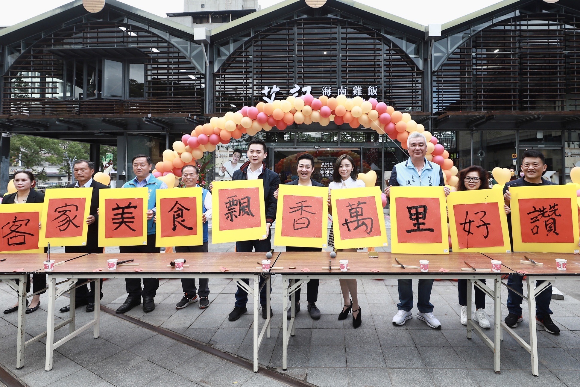 艾成和王瞳今天為海南雞飯品牌「艾記」出席開幕記者會。（民視提供）