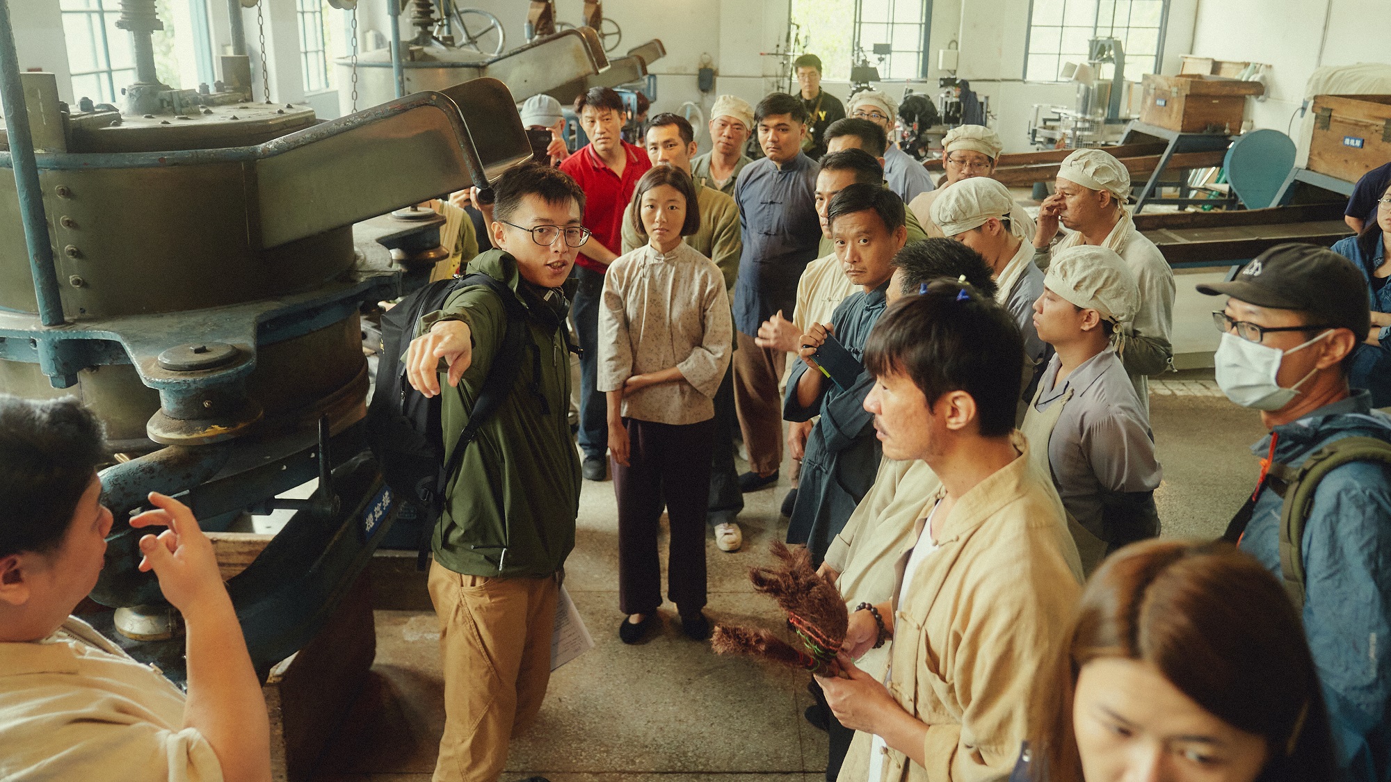 林君陽於桃園大溪老茶廠，執導拍攝茶廠員工的製茶盛況。（公視提供）