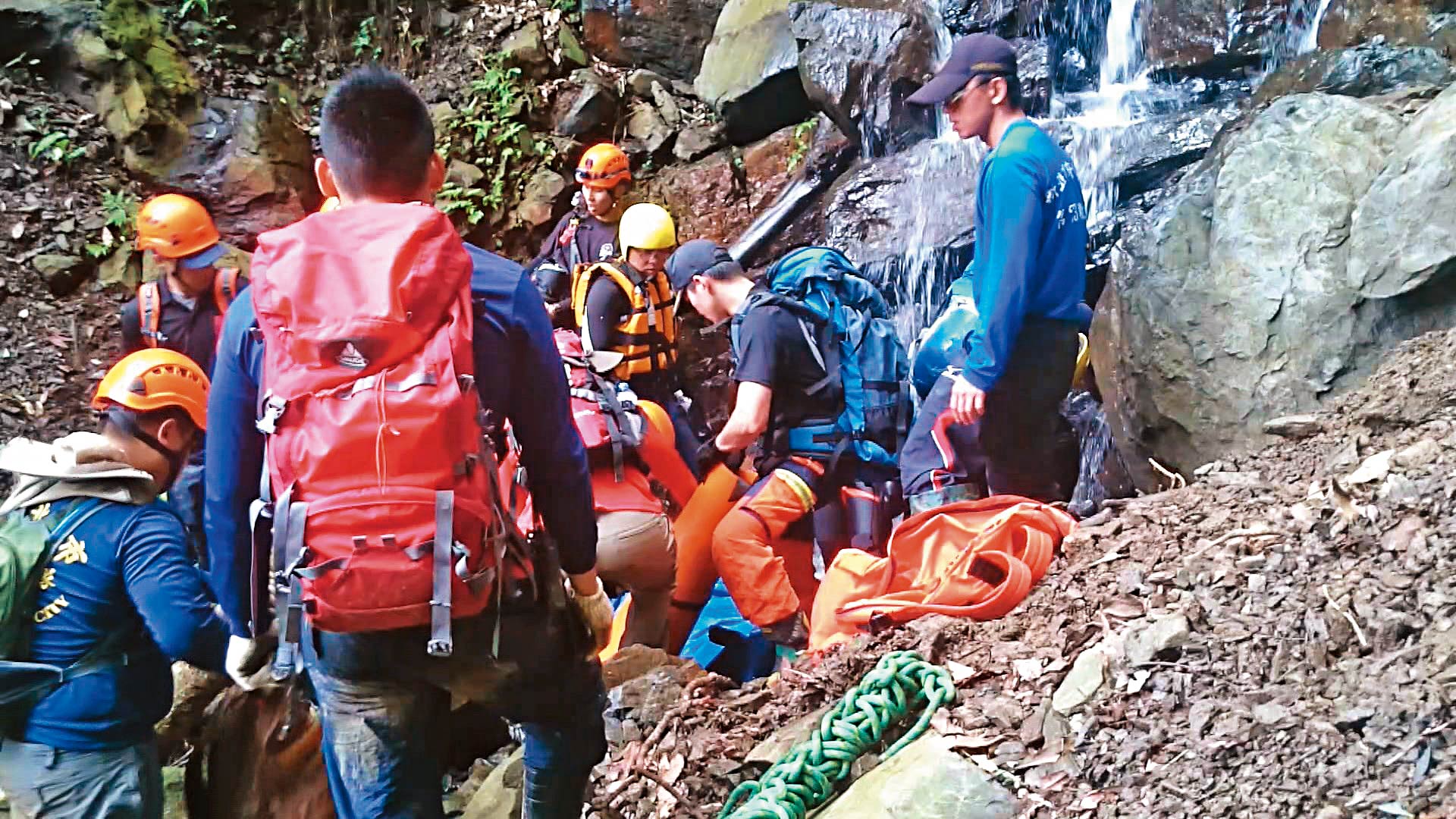 警方帶凶手前往棄屍地點搜尋時，遇上民眾在附近墜谷身亡。（東森新聞提供）