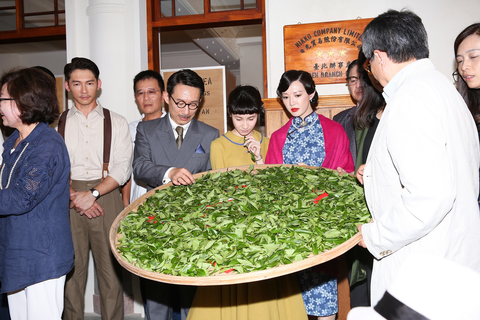 為熟練揉茶、搖菁動作，演員將加速茶菁室內萎凋的器具「笳藶」借回練習。