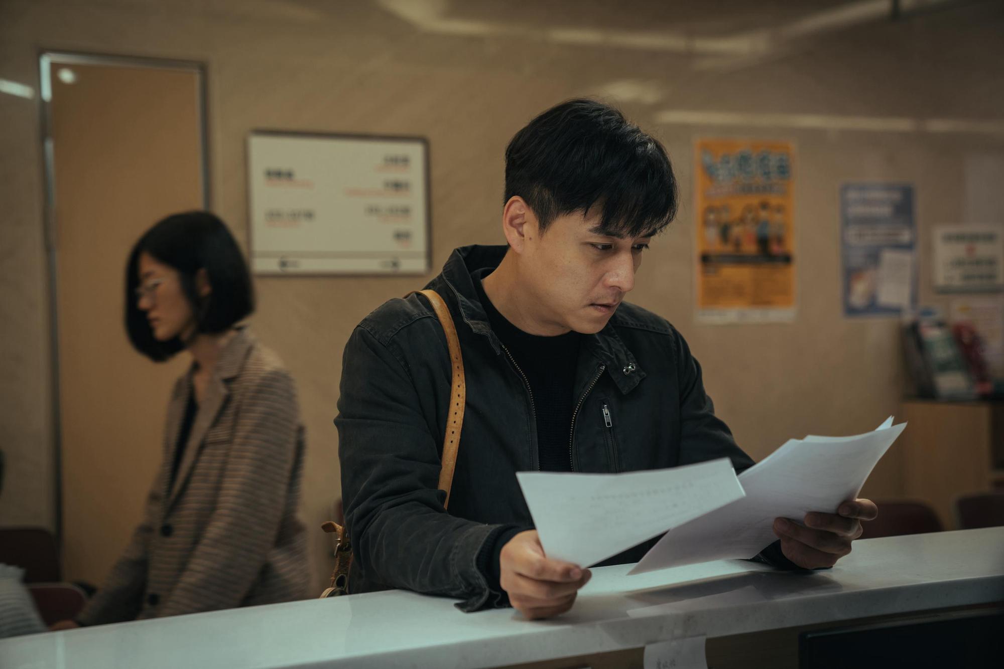 鄭人碩演出剛正不阿的警察,他自認長得比較有社會氣息。(七十六号原子提供)