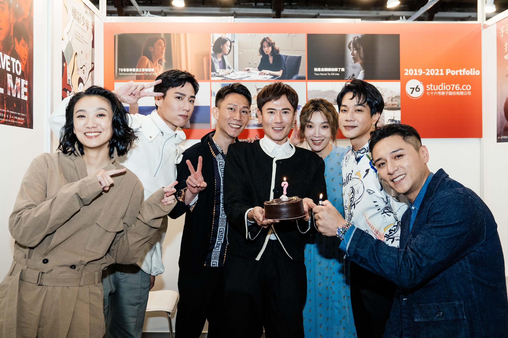 鄭人碩帶著劇中演員在新戲發布會後一起幫主持人楊達敬過生日。(七十六号原子提供)