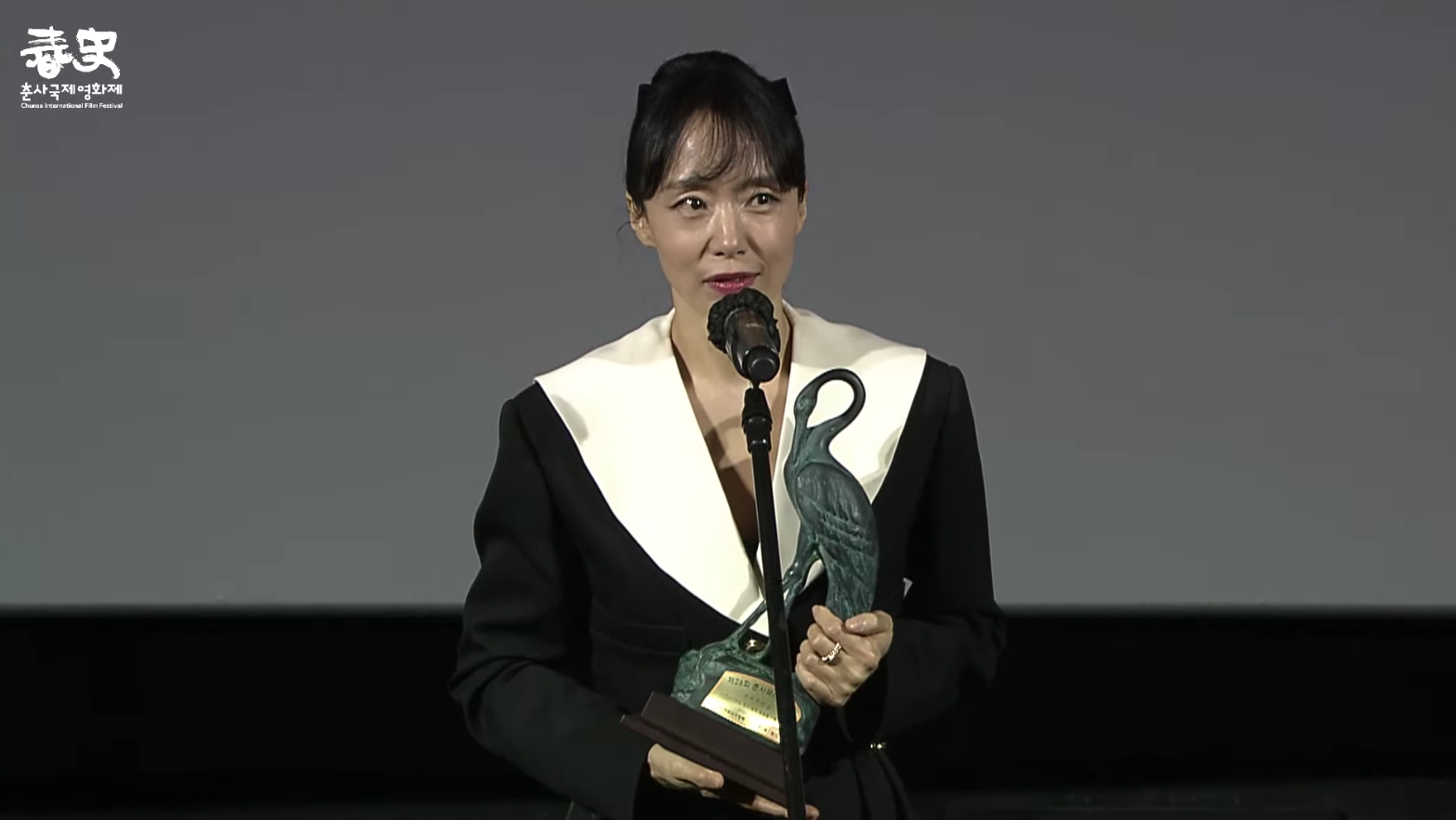 全道嬿笑說《抓住救命稻草的野獸們》是她演出作品中最好看懂的,「但片名很難理解吧?」(截圖自春史電影獎YT)