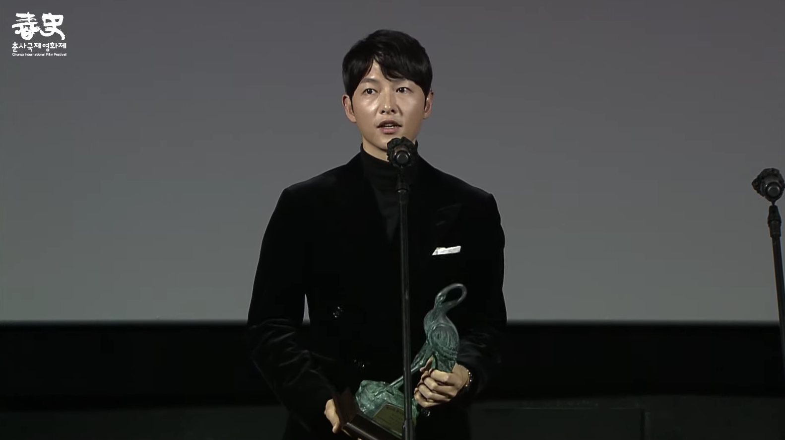 宋仲基拿下第26屆春史電影節影帝。（截圖自春史電影獎YT）