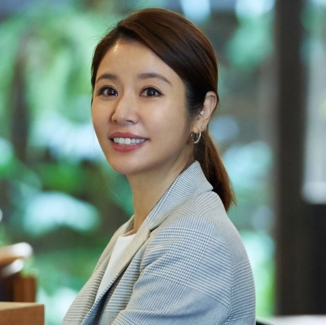 林心如不當貴妃，在自製的劇中改演出上班女強人。（八大提供）
