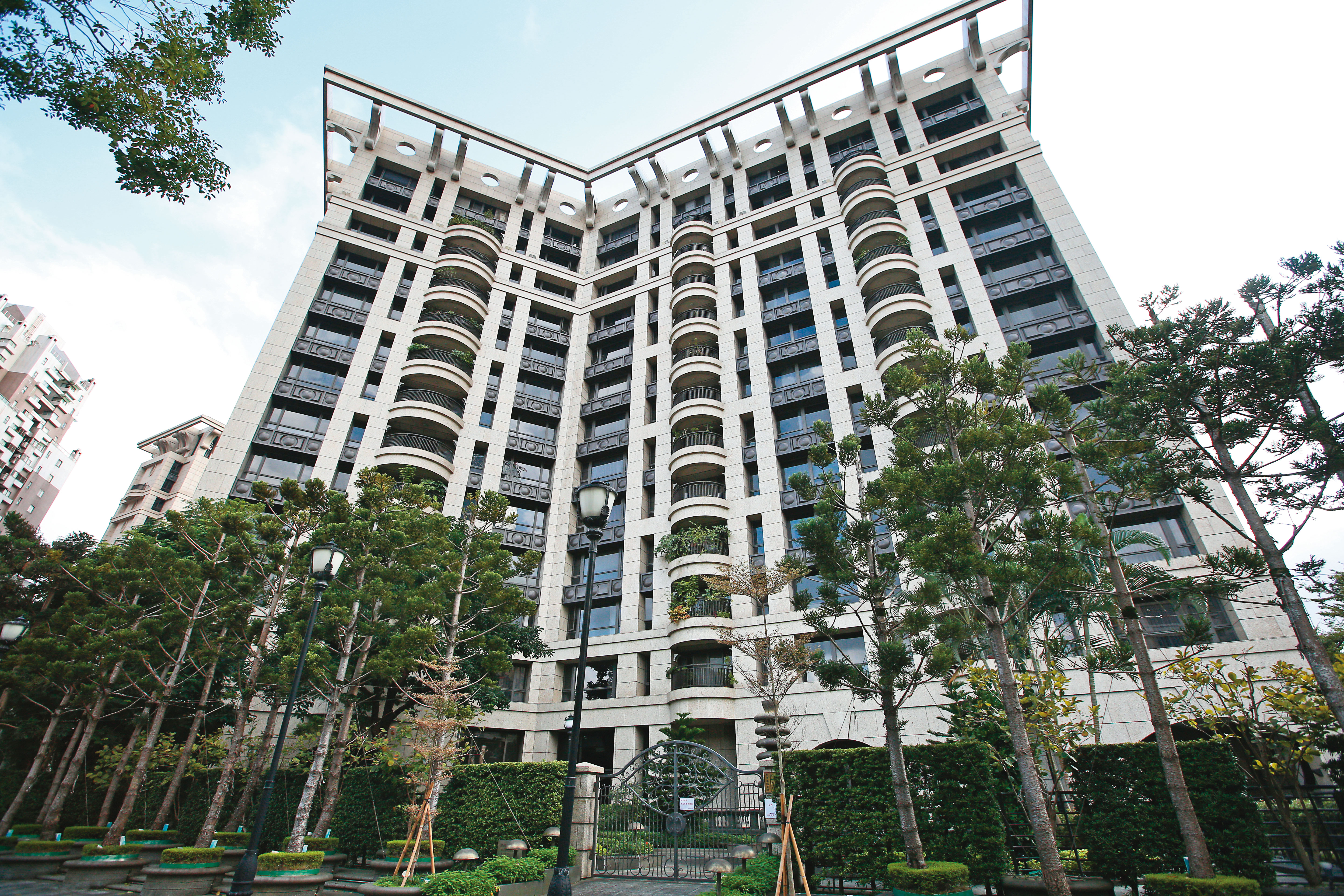 大S在婚後購入的台北信義豪宅,市值逾4億元,是她目前住所。(陳毅偉攝)