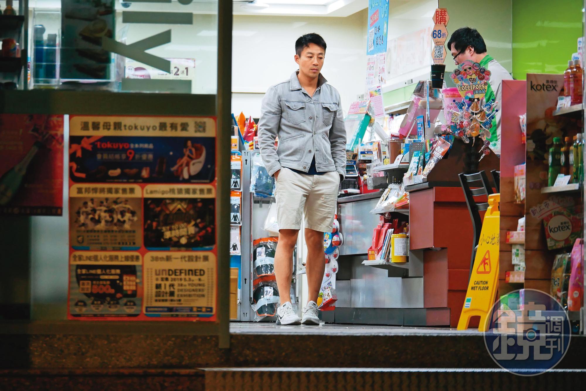 本刊去年曾直擊汪小菲來台後自己一個人上便利商店。
