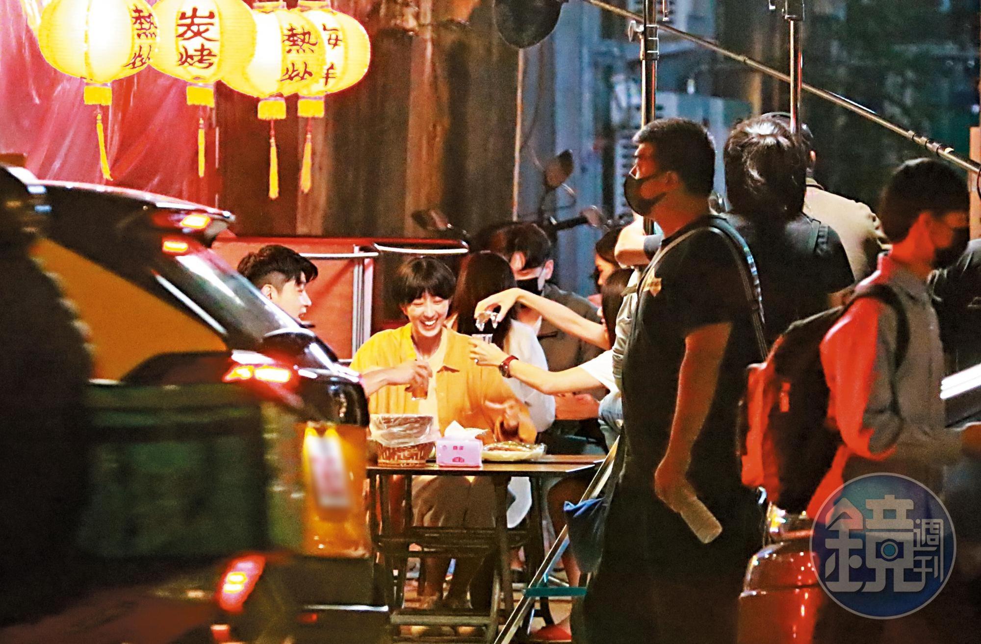 11/17,17:46,白天戲拍完,桂綸鎂(左二)換上青澀裝扮,和王柏傑(左一)等人吃熱炒。