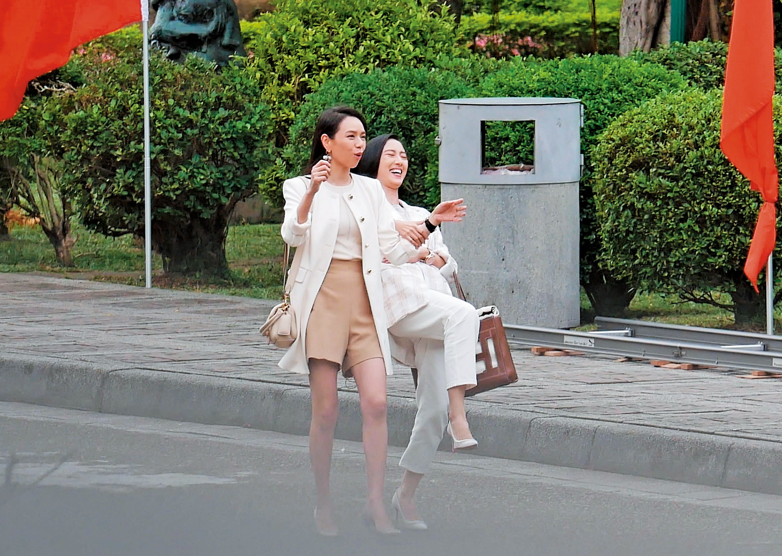 11/17，13：28，桂綸鎂（右）和夏于喬在國父紀念館拍戲，兩人手舞足蹈看來樂開懷。