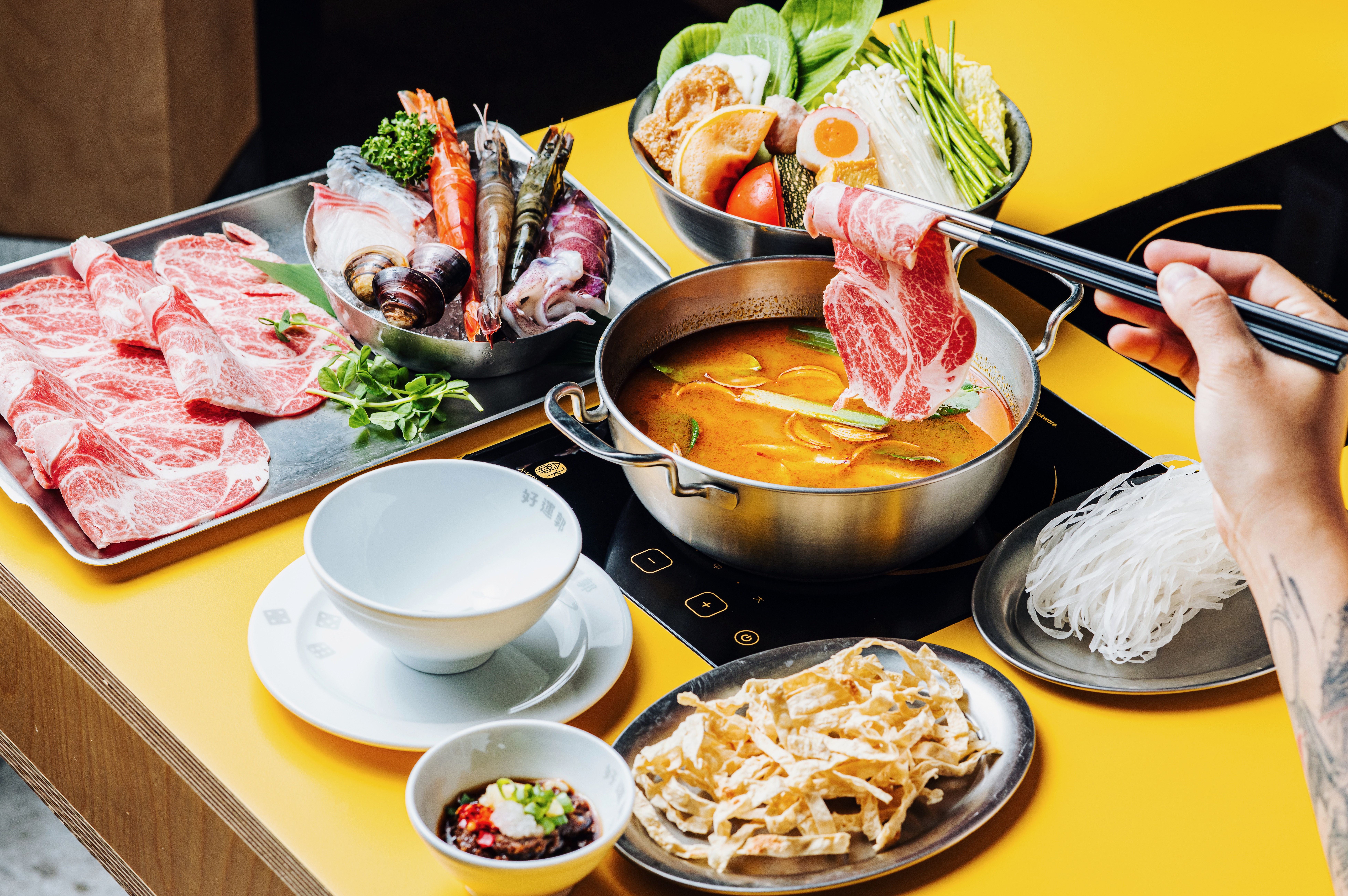 「好運郭LA-KI-KUO」推出新口味「泰式酸辣鍋」，同步推出老闆私房吃法「鱈魚香絲」，絕對刷新對泰式鍋物的體驗。（好運郭提供）