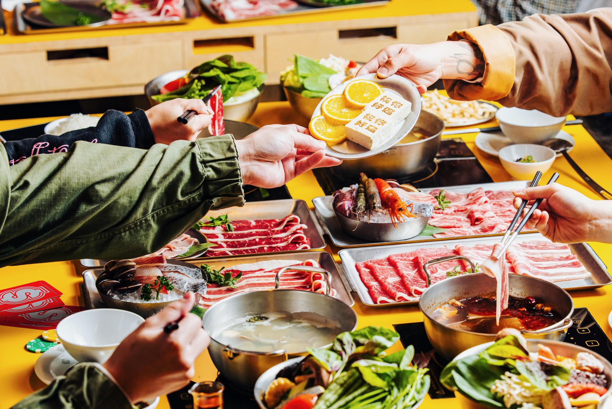 寒冷冬天揪伴嗑鍋聊天,心靈、味蕾都滿足。(好運郭提供)