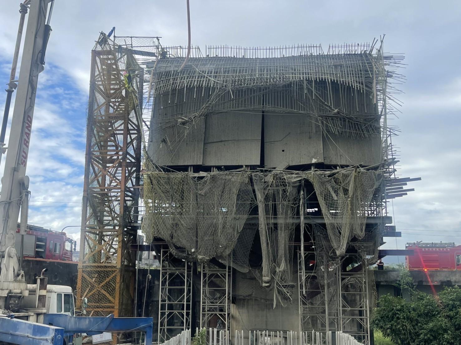 新北三峽捷運工地,據傳現場疑似進行橋墩灌漿施工作業,卻因不明原因崩塌,導致4名工人從鷹架上掉落。(新北市提供)