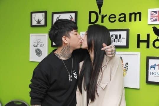 謝和弦與第二任老婆莉婭,感情甜蜜。(翻攝自莉婭臉書)