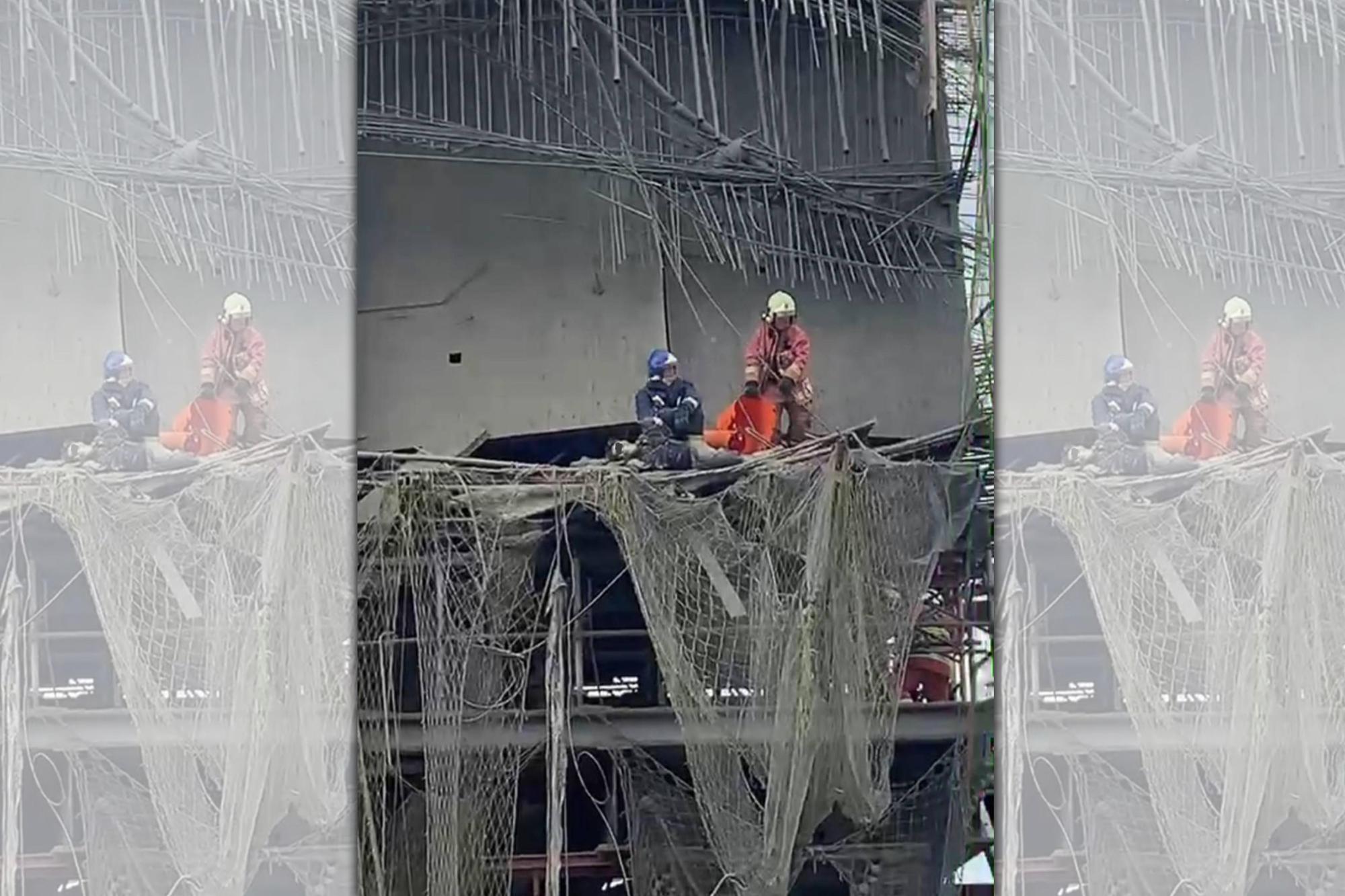 三鶯線工地發生橋墩灌漿倒塌事故，一名工人受困鷹架待救。（翻攝畫面）