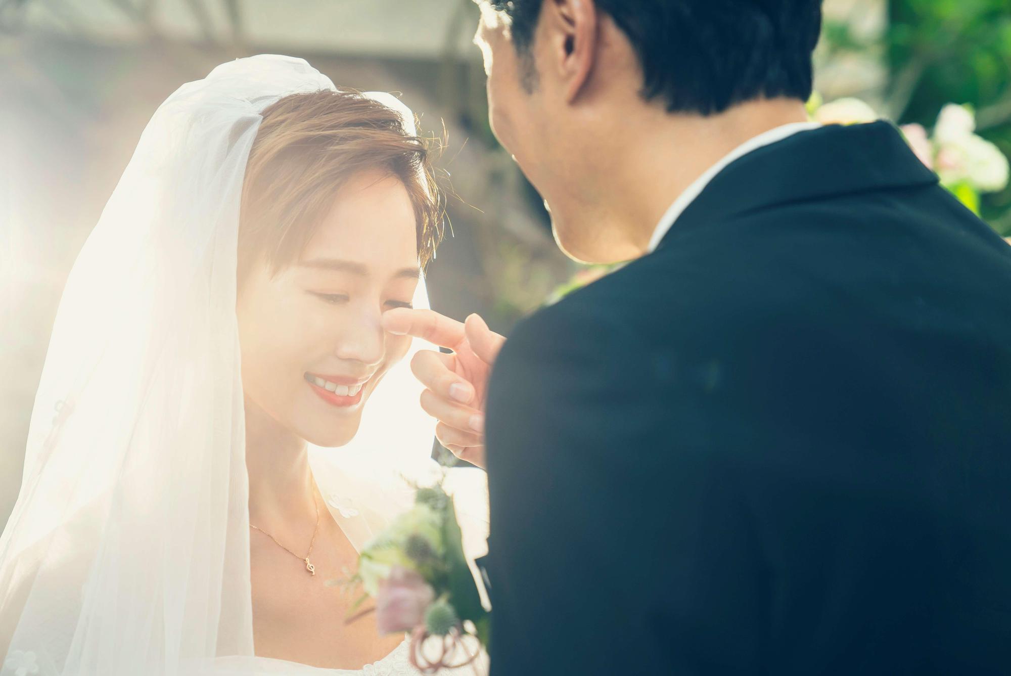 張鈞甯演出影集《誰在你身邊》,戲中她與老公陳恩峰發生婚姻危機。(HBO GO提供)