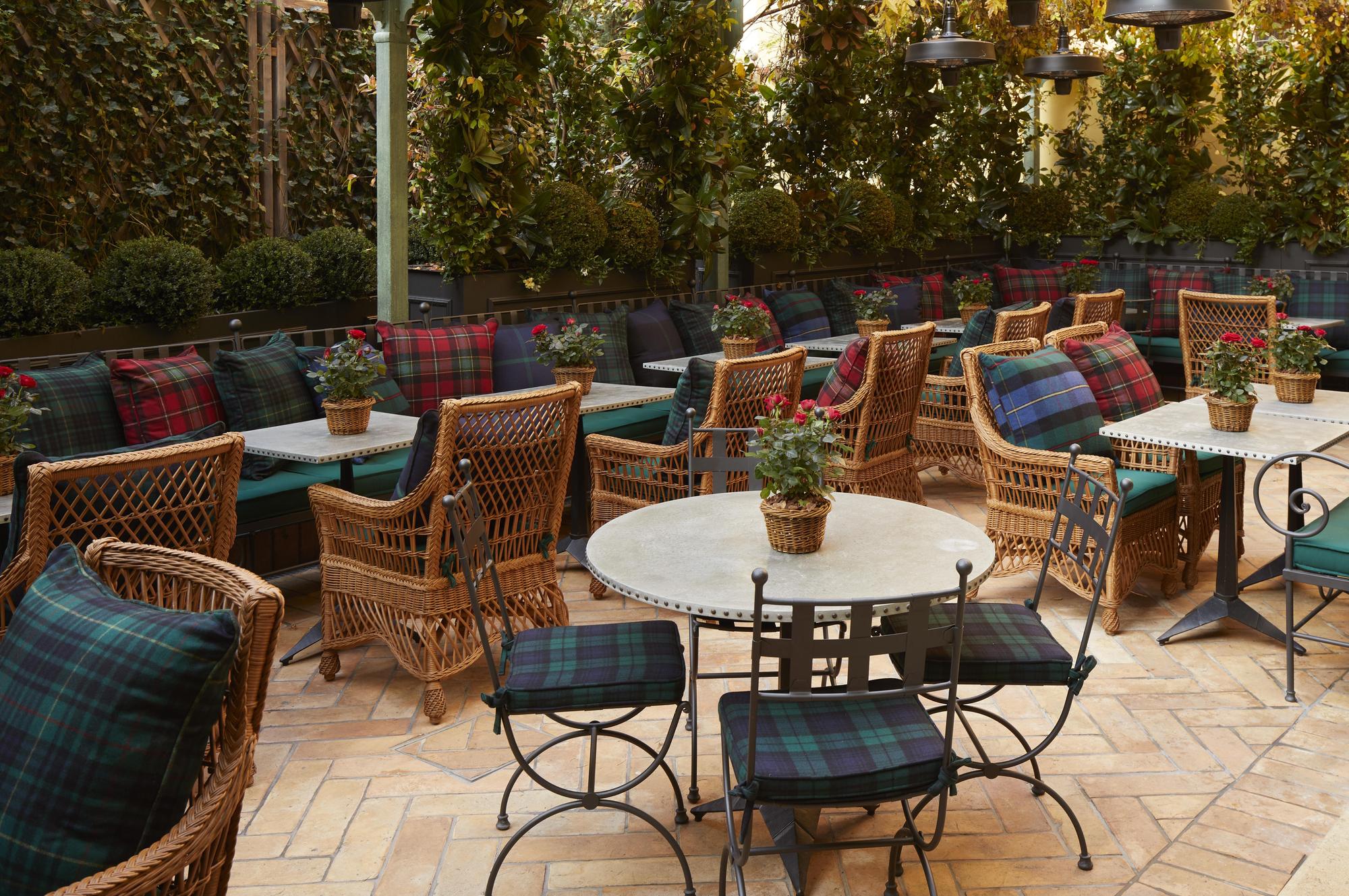 The Bar at RALPH LAUREN室外用餐區彷如真正的米蘭住宅,溫暖又溫馨。(RALPH LAUREN)