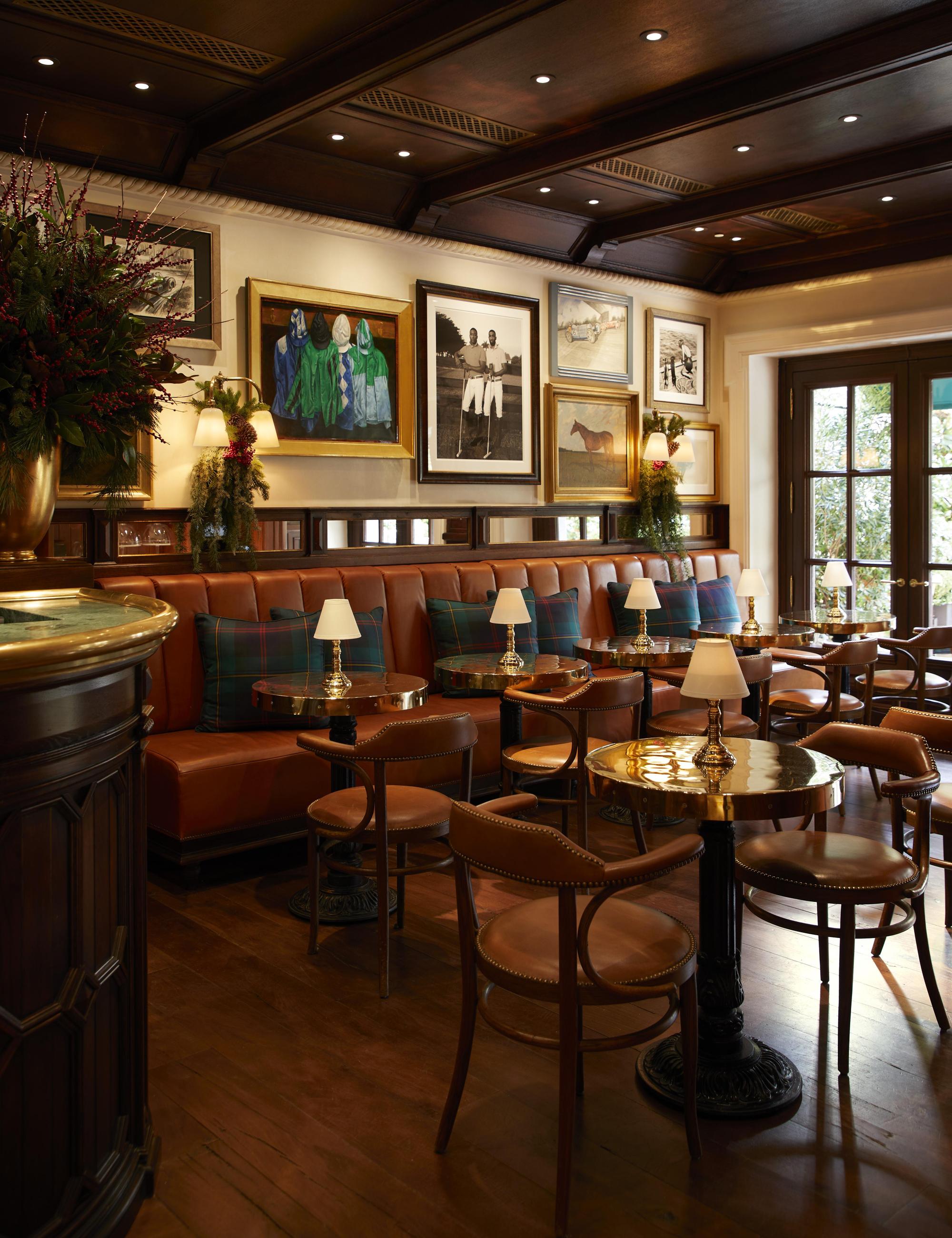 The Bar at RALPH LAUREN餐酒館充滿20世紀末的復古風情。(RALPH LAUREN)