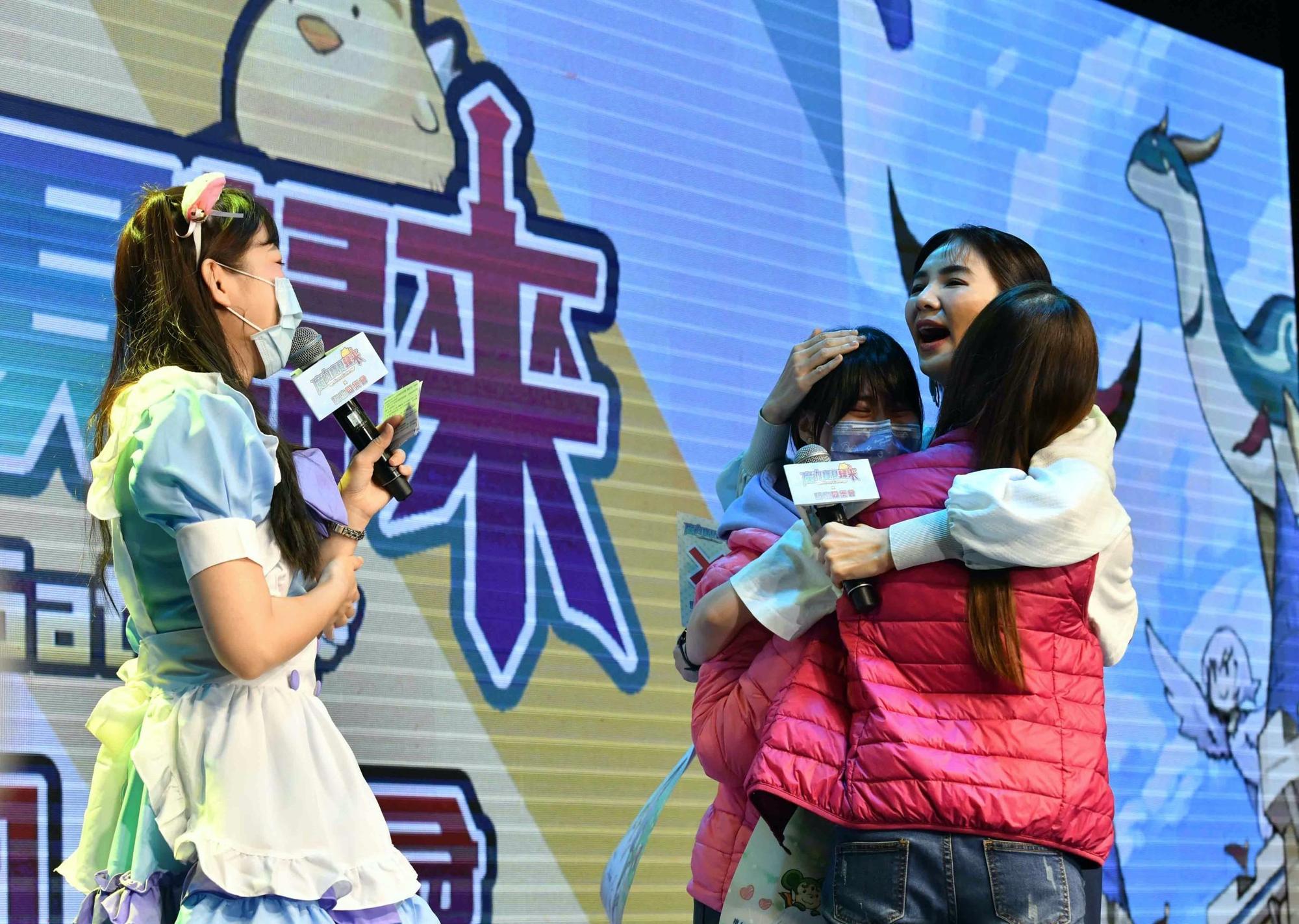 Ella選出5名幸運的粉絲贈送簽名海報並一起留影紀念。（魔力寶貝歸來官方提供）