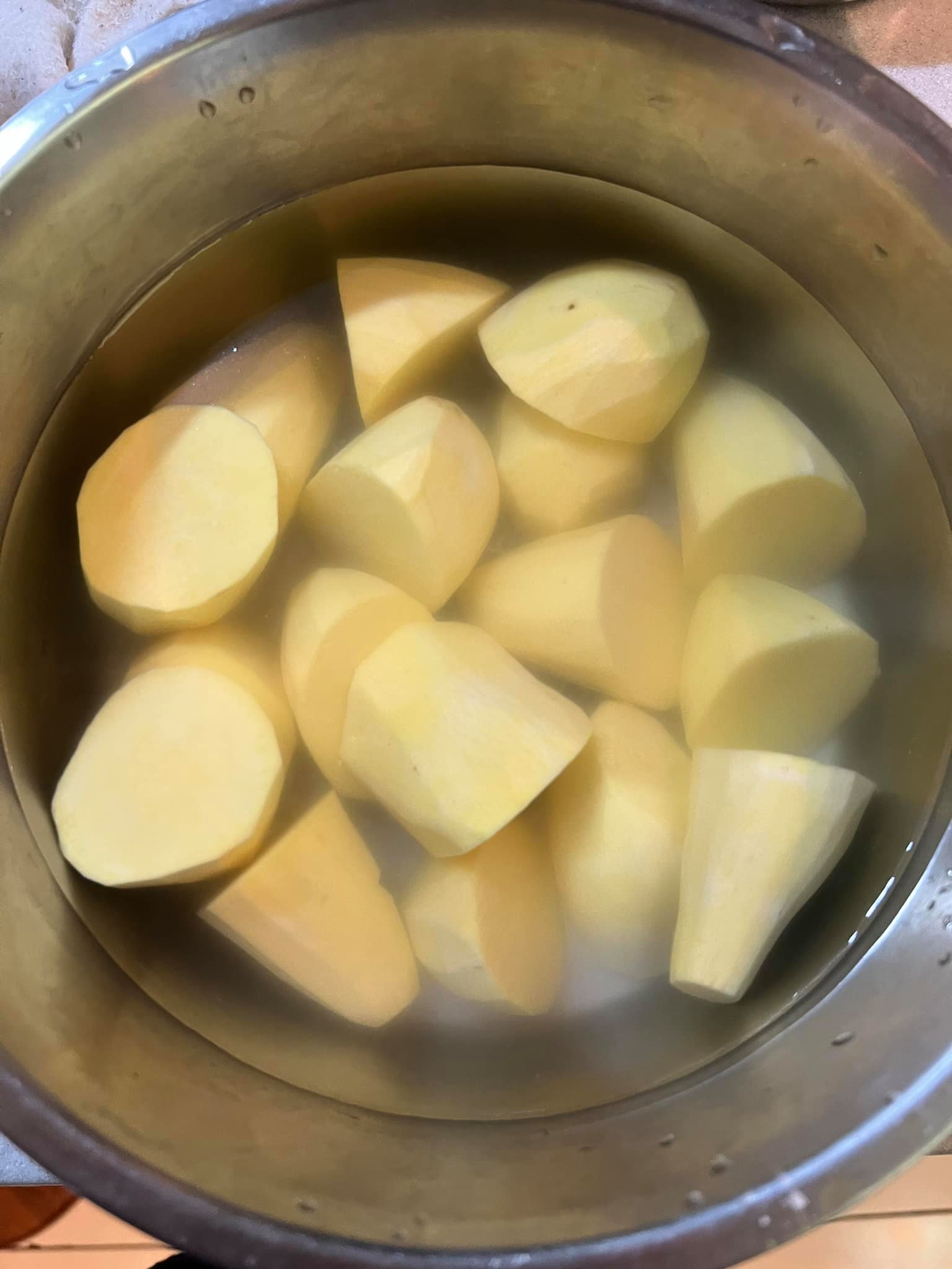地瓜削皮,切成滾刀塊。