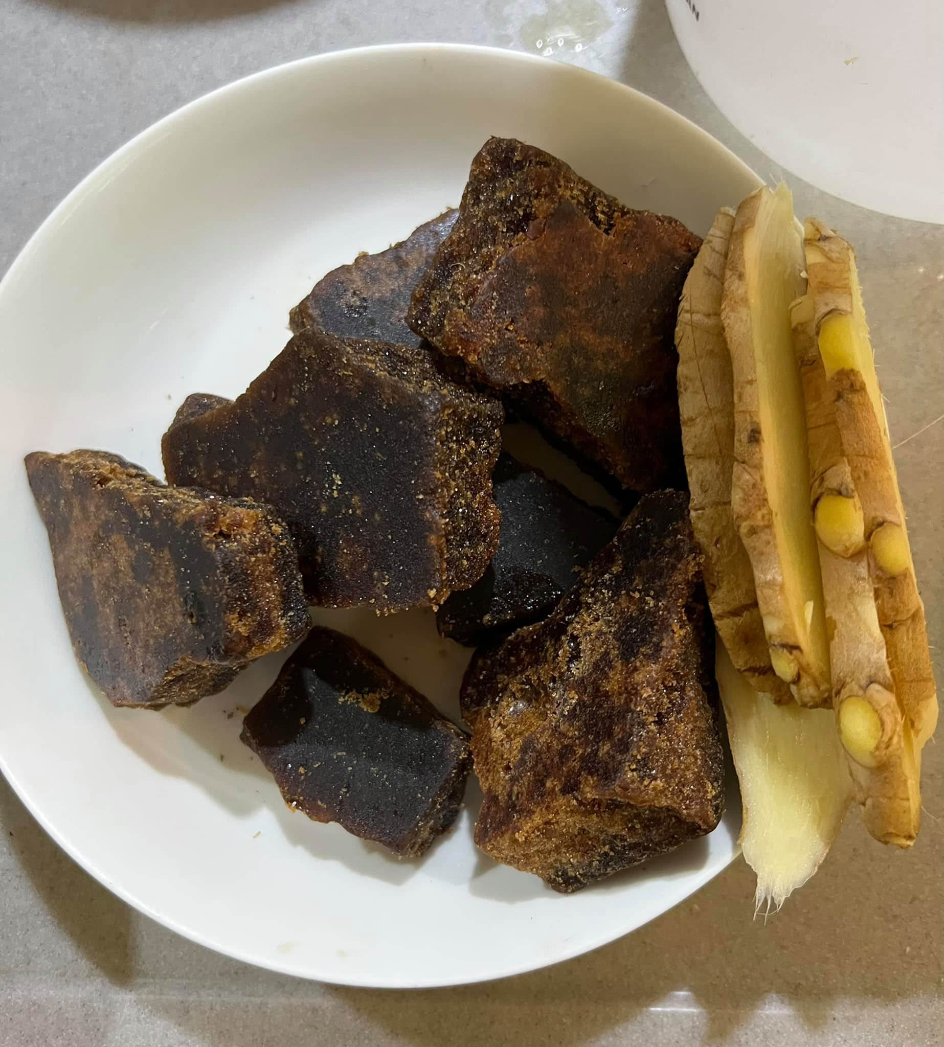 老薑切大片,黑糖備用。