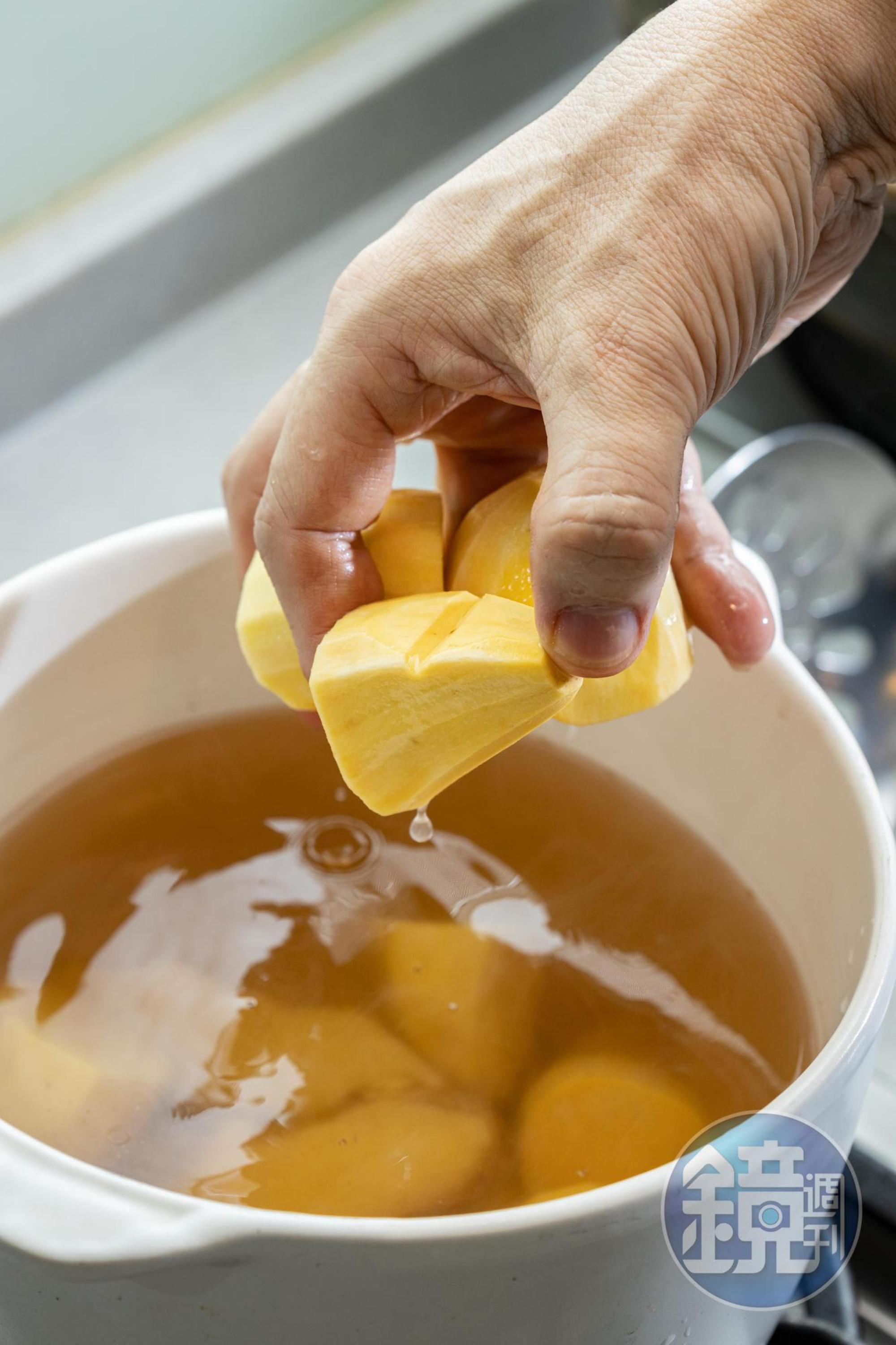 先煮地瓜與老薑，蓋鍋煮20分鐘。