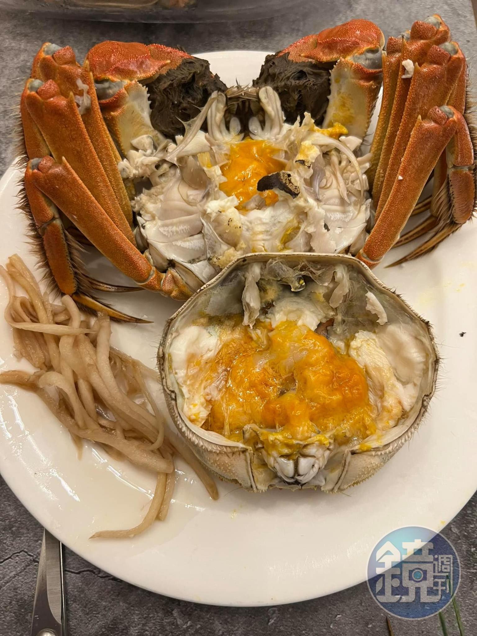 吃大閘蟹的重點是吸吮蟹身掰開後的那一口白膏。