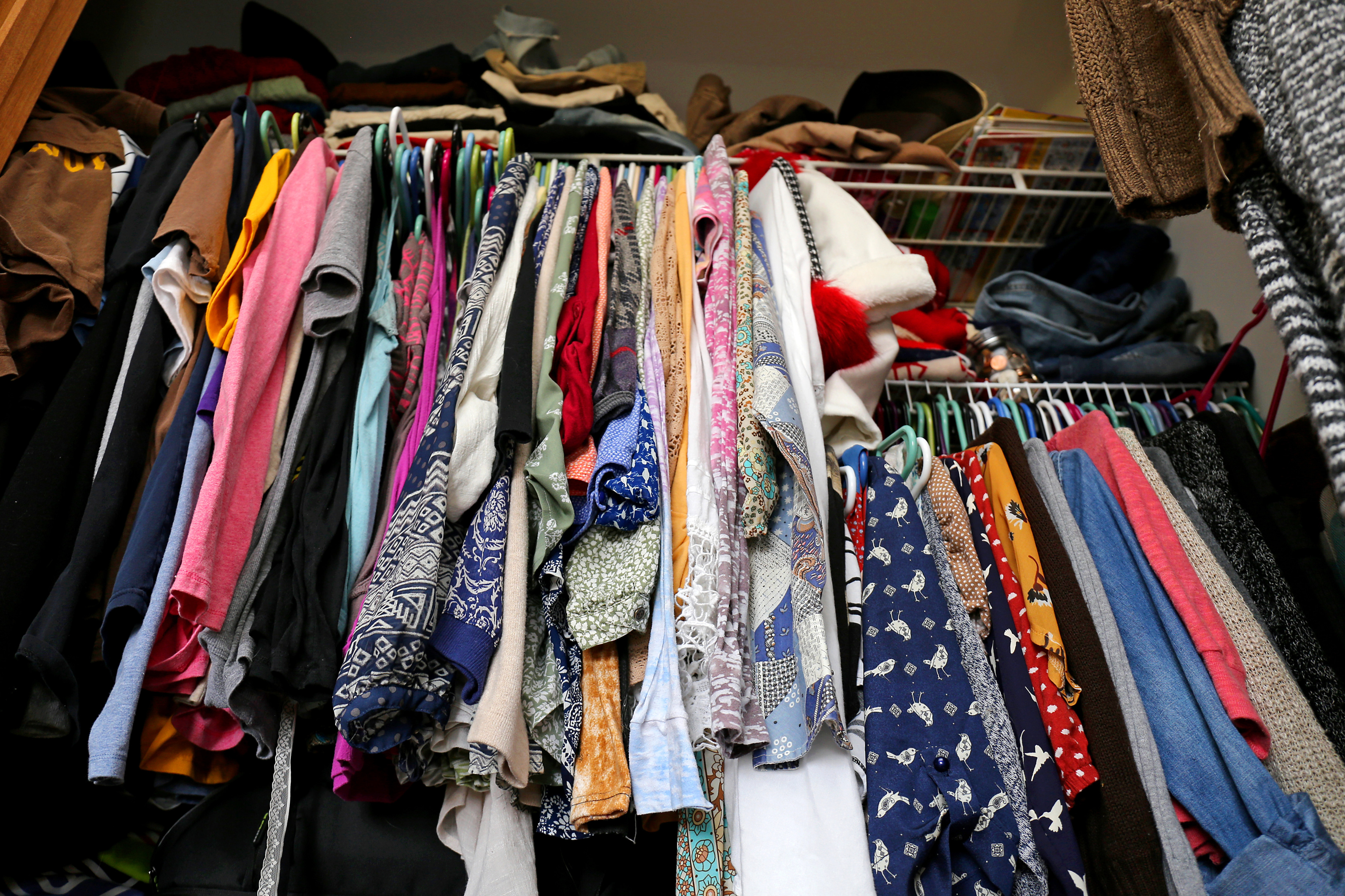 香港一名婦人疑似因房間太雜亂，遭大量衣服與雜壓死。（非當事人房間，示意圖，東方IC）