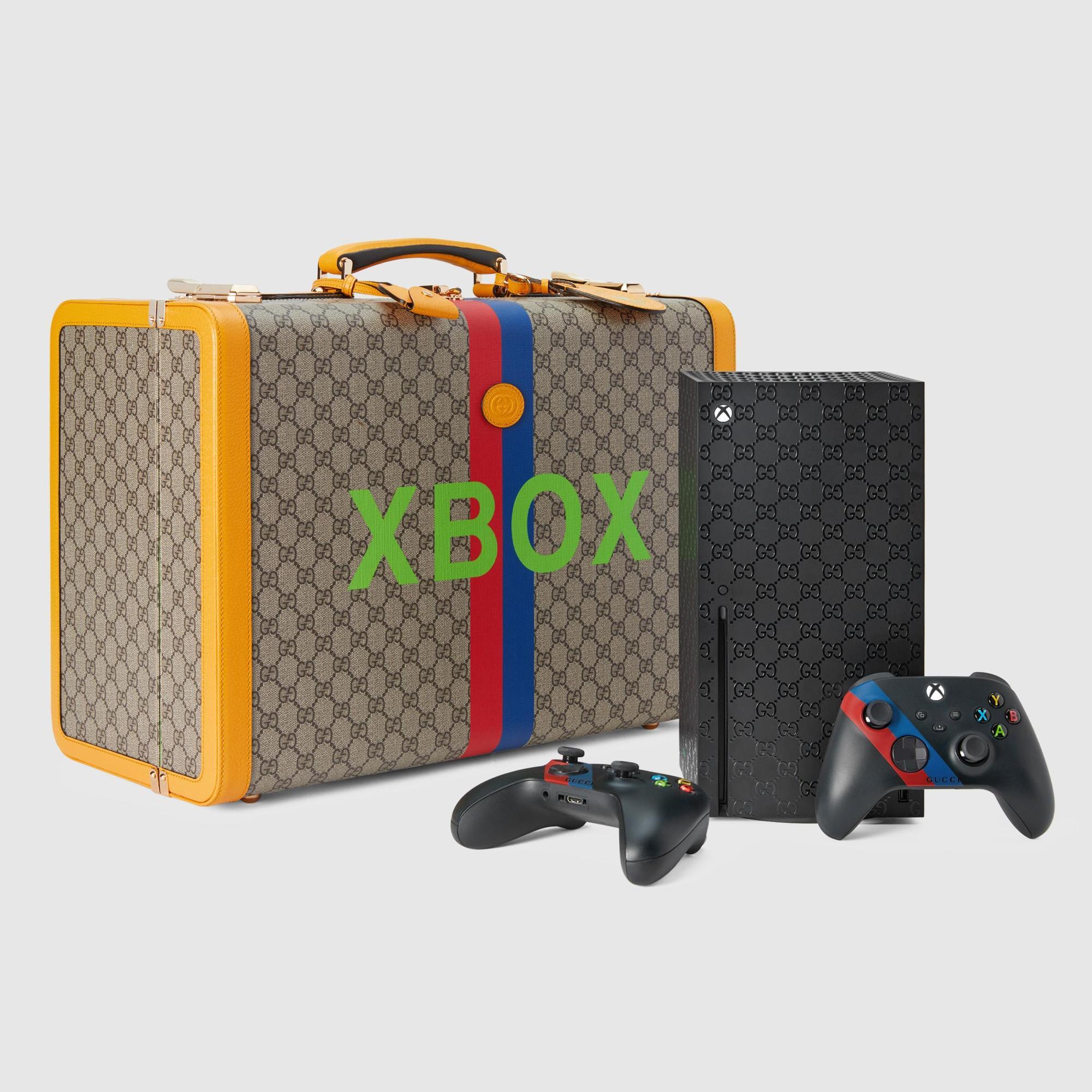 GUCCI與Xbox合作推出特別版遊戲機套組,全球限量一百套,包含主機、搖桿當然還有裝這一套遊戲機的特製行李箱。 ERU$7,000 Gucci 。(Gucci 提供)
