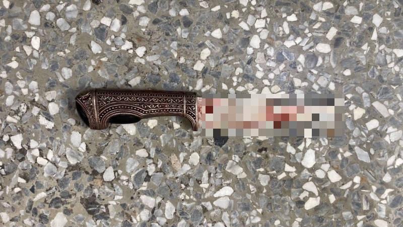 警方查扣蔣男殺人兇刀。(翻攝畫面)