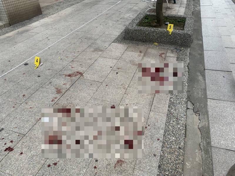 蔡姓店員遇刺後,奮勇奪刀,與對方扭打至店外,地上滿是血跡。(翻攝畫面)