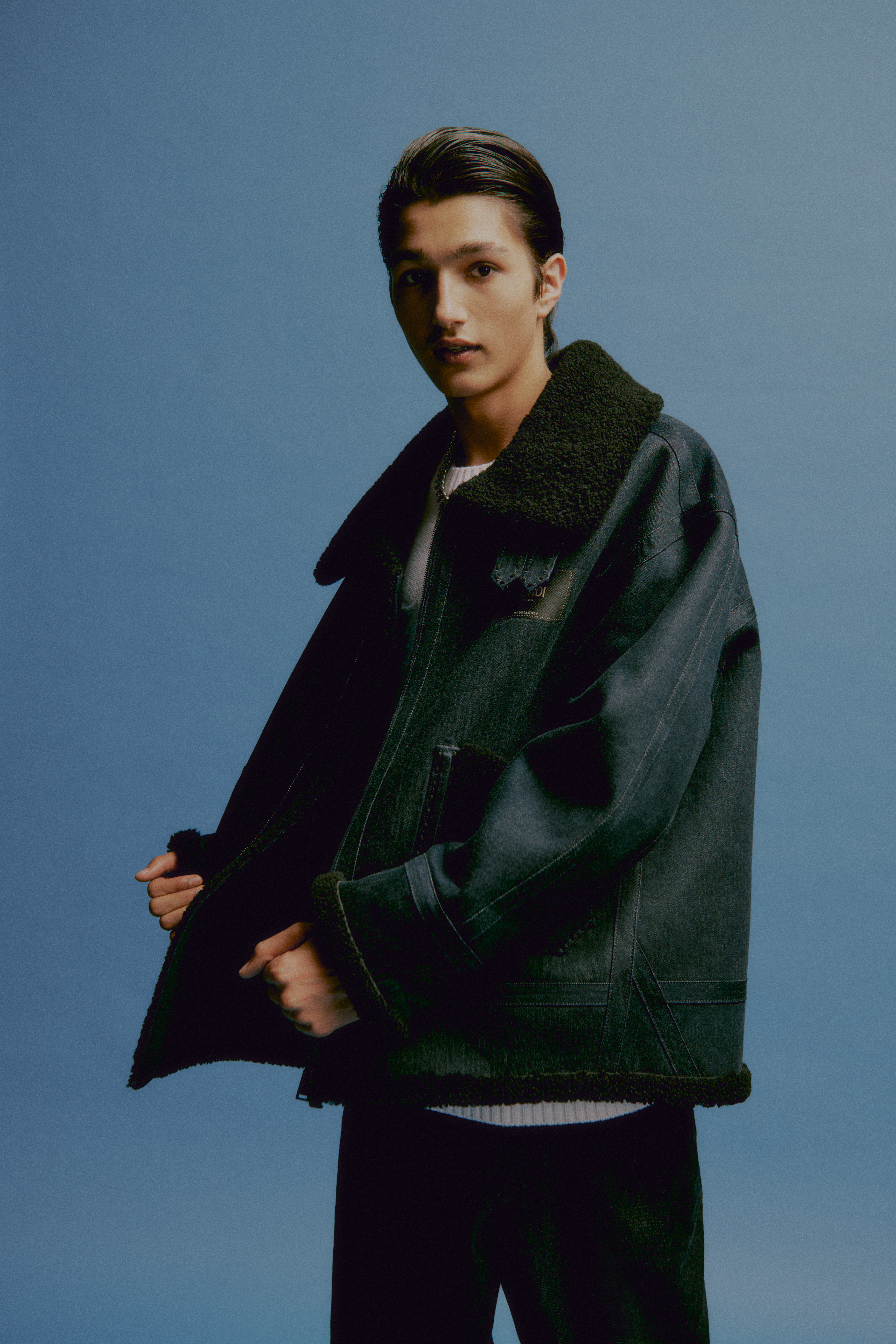 藍色牛仔布翻羊毛外套 NT$270,000 FENDI。（FENDI提供）