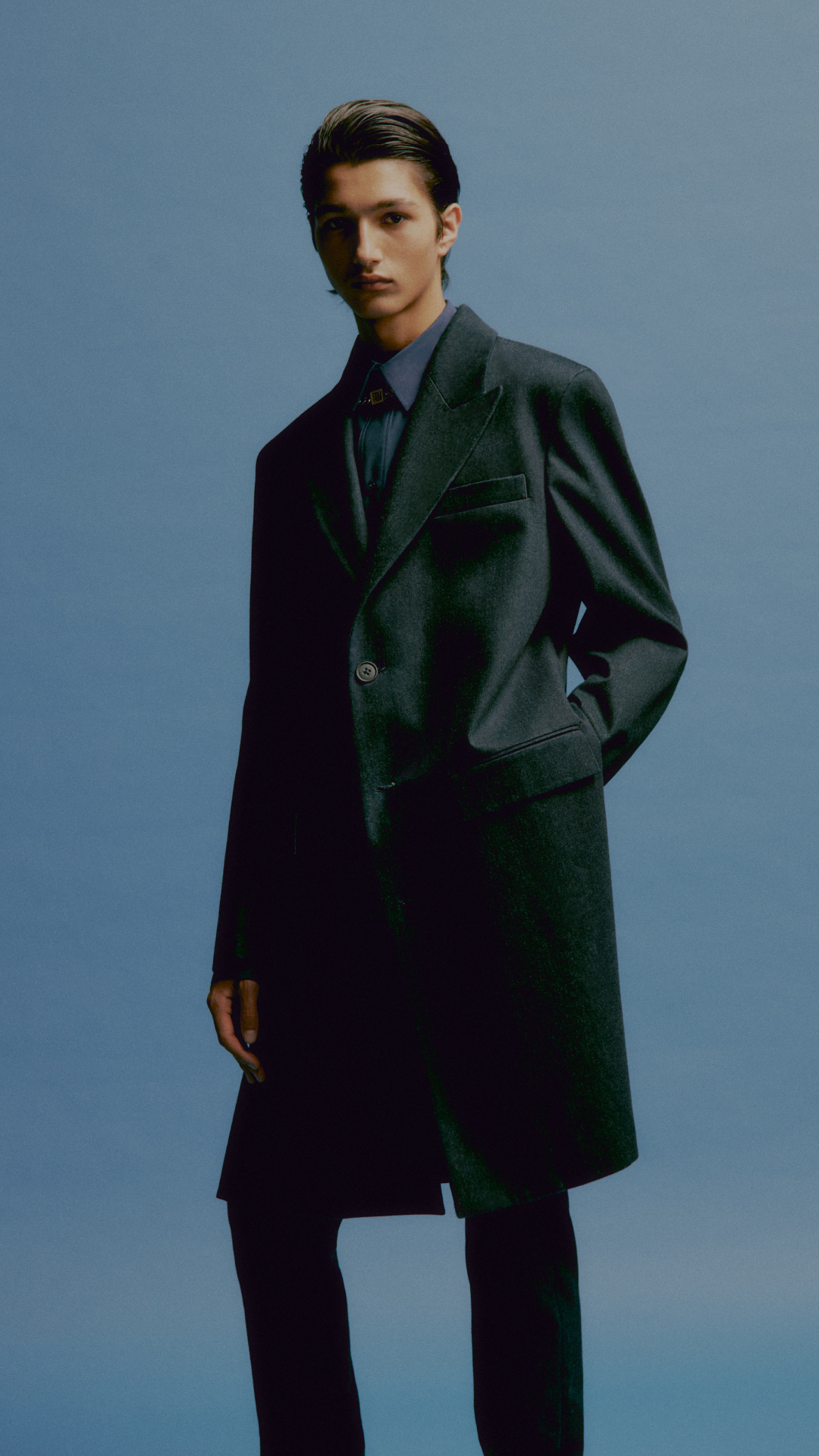 牛仔布藍色塗層外套 NT$79,000 FENDI。（FENDI提供）