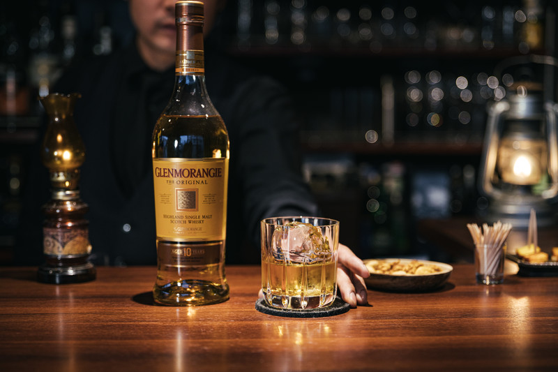 富少酒後醉倒騎樓，百萬名錶遭洗劫一空。（示意圖，pakutaso）