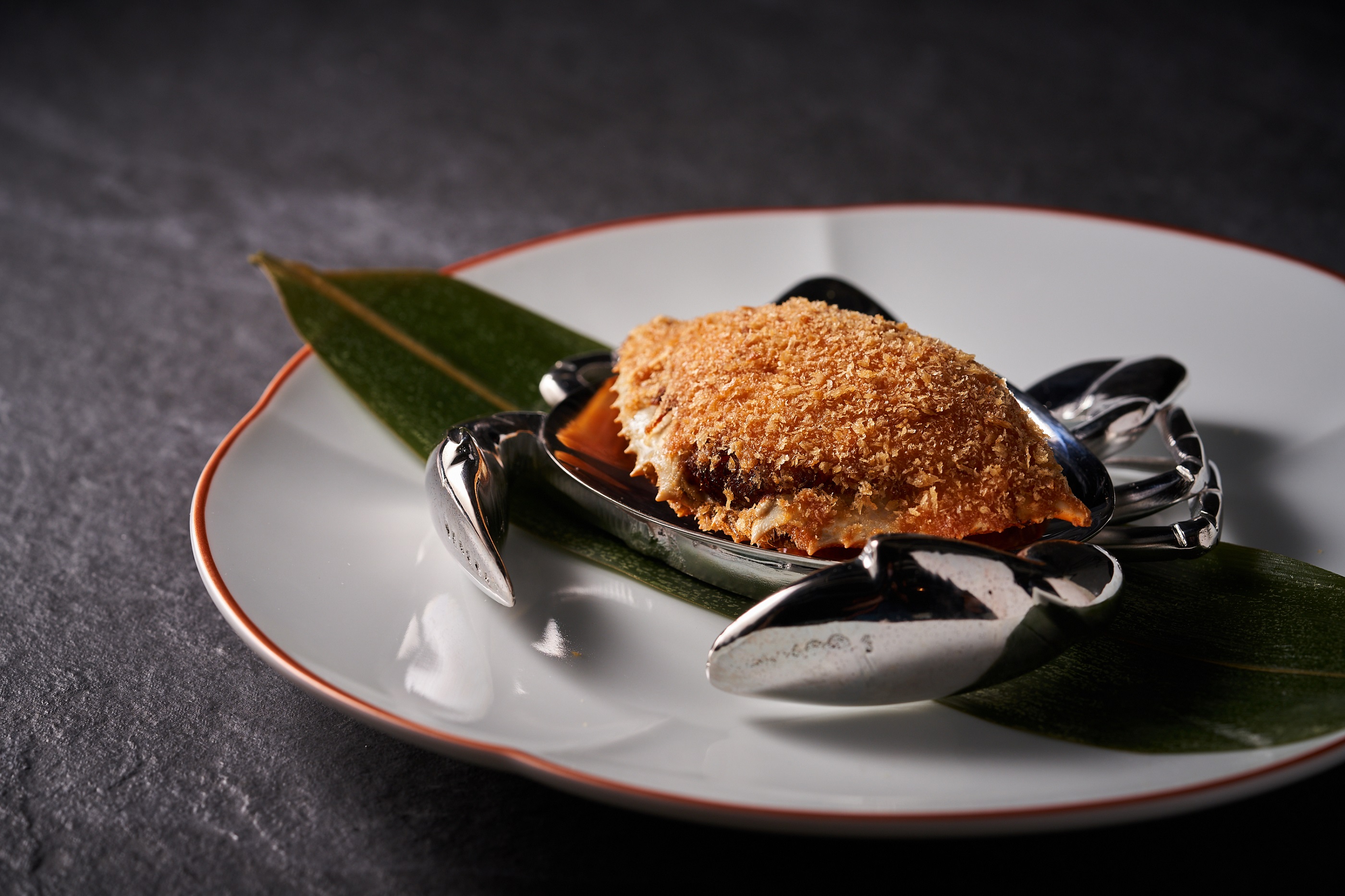 全台最高中餐廳「捌伍添第」招牌菜色「焗釀鮮蟹蓋」。（捌伍添第提供）