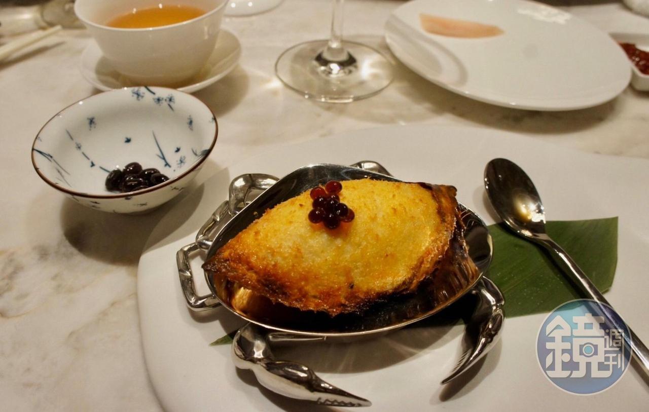 知名粵菜大廚謝文的招牌菜色「焗釀鮮蟹蓋」，在「捌伍添第」有進化版的新作法。