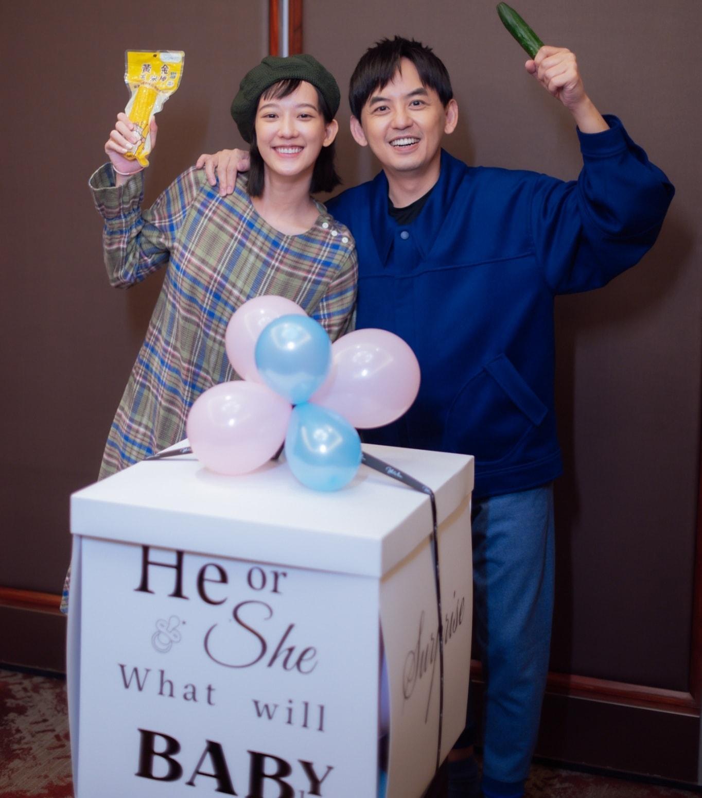 孟耿如與黃子佼辦氣球趴,一起看孩子是男生還是女生。(翻攝自黃子佼臉書)